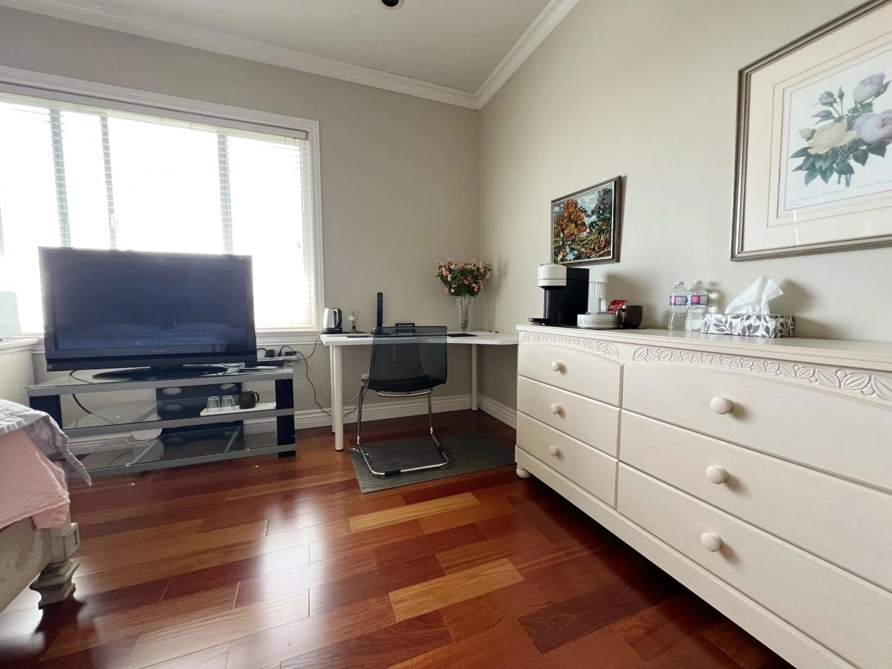 A independent entrance bedroom with private bathroom close to YVR Richmond