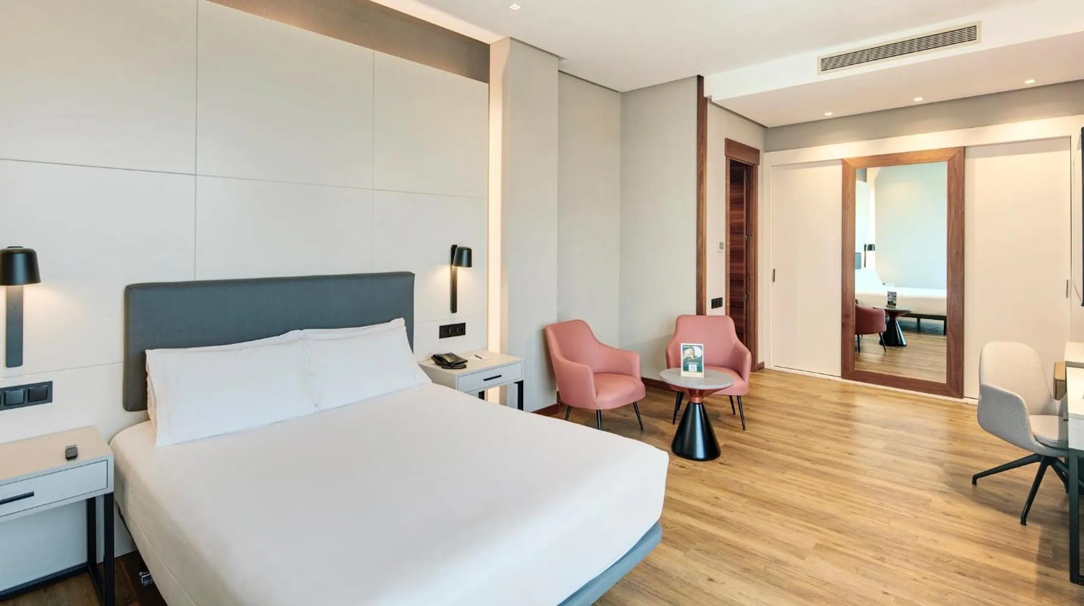 Photo of the whole room, Bed in Sercotel Sorolla Palace