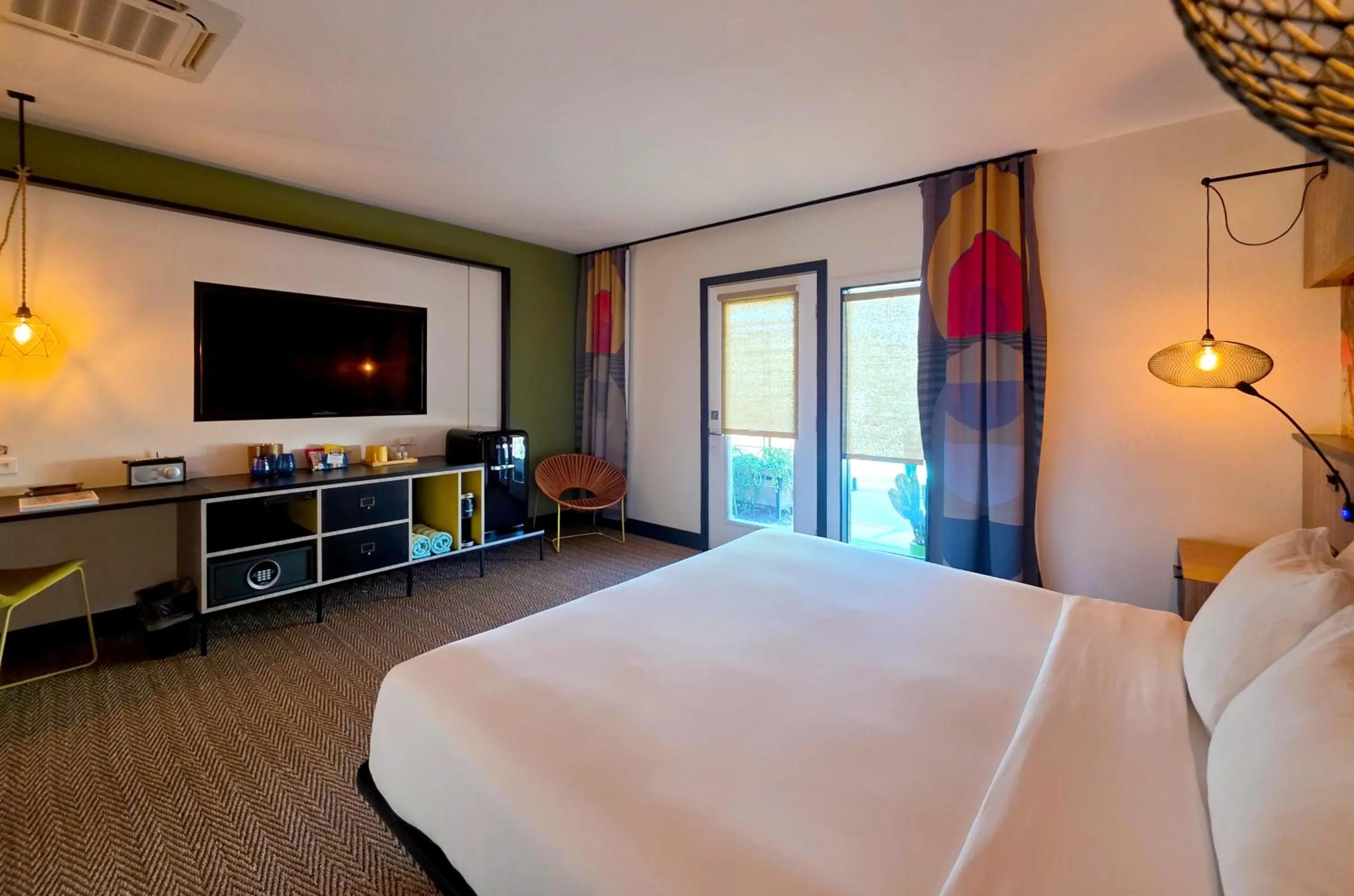 Bedroom, Bed in Mahala - 21 and Over