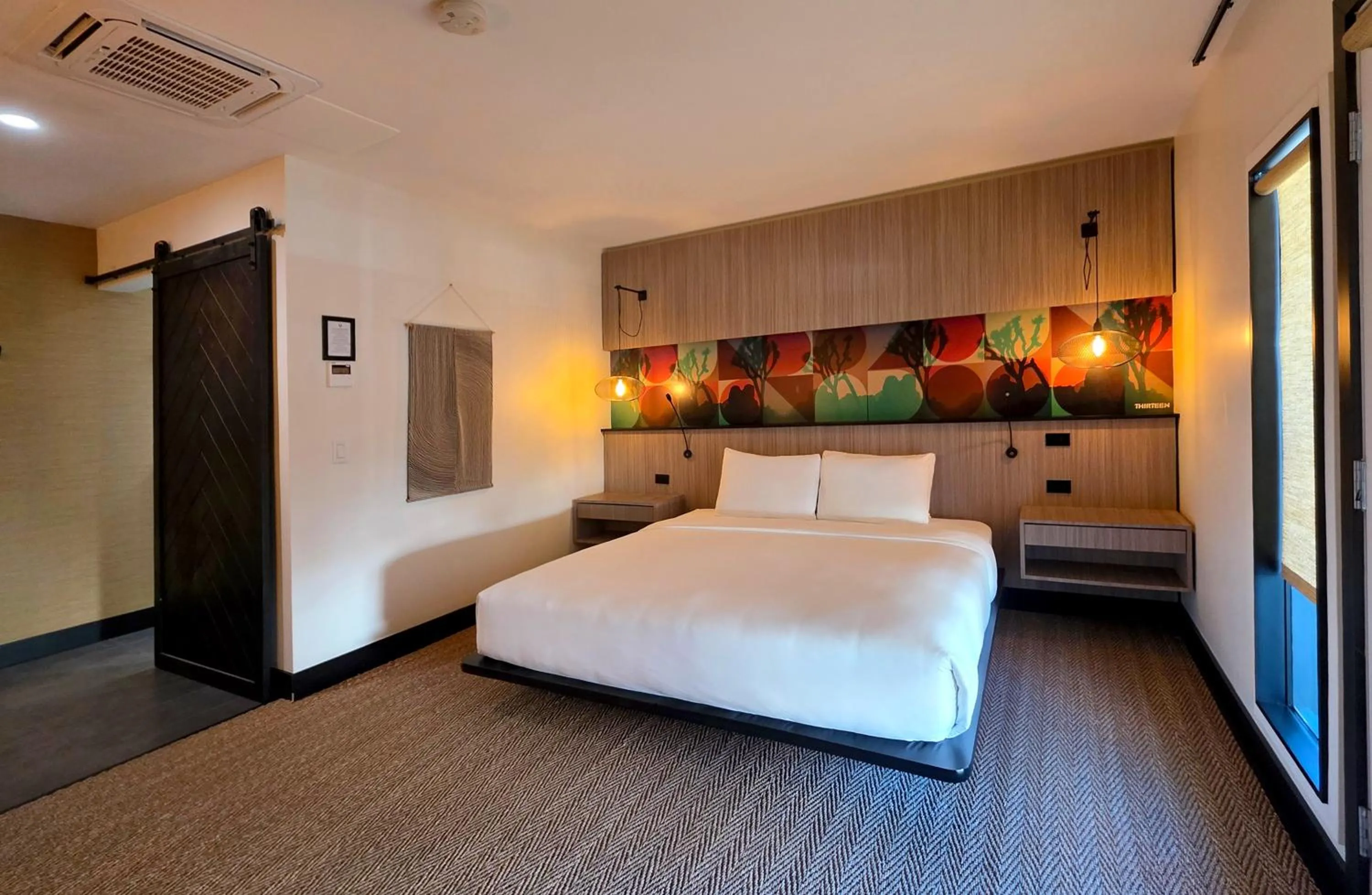 Bedroom, Bed in Mahala - 21 and Over