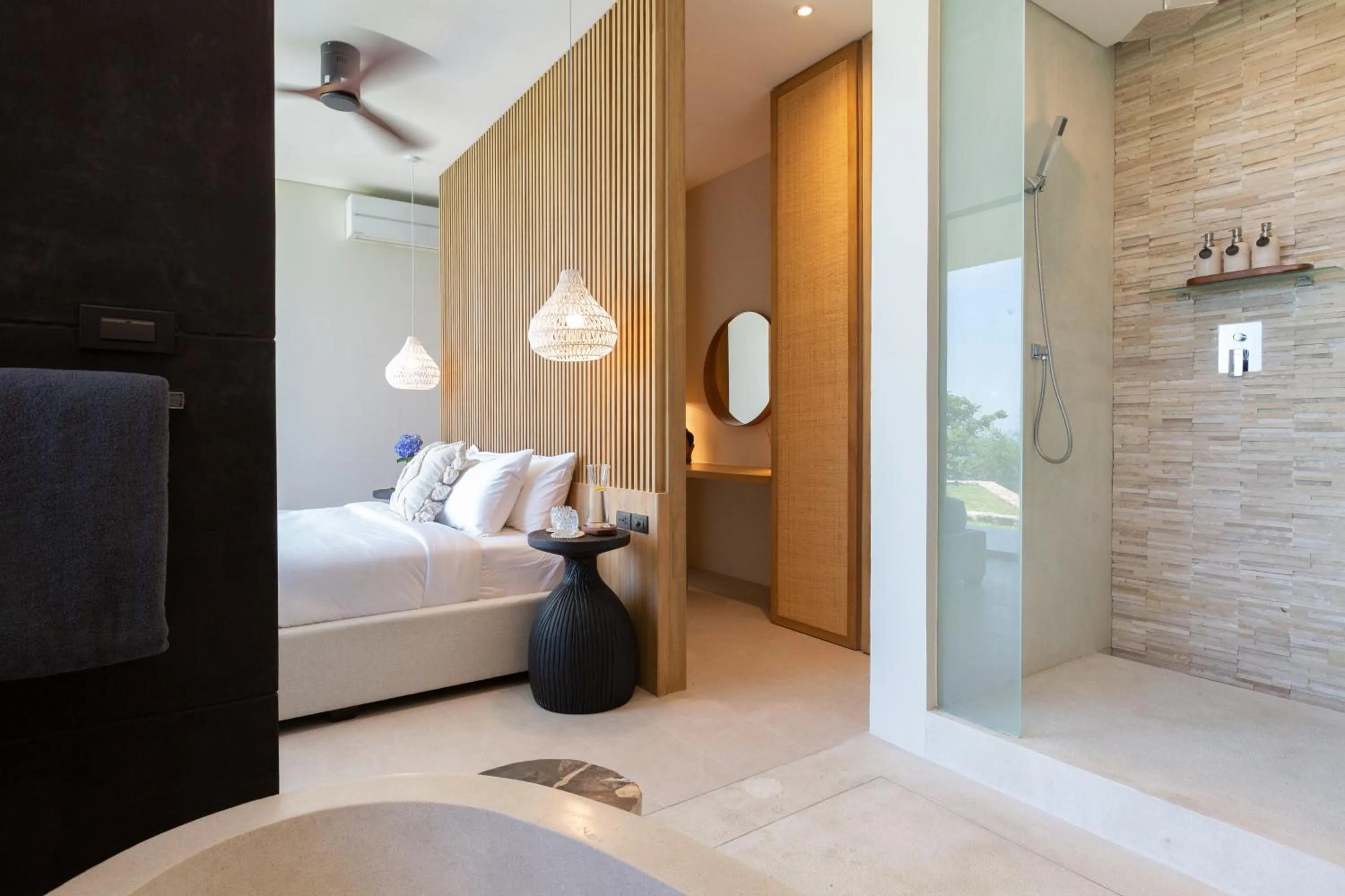 Shower, Bed in Villa Celadon