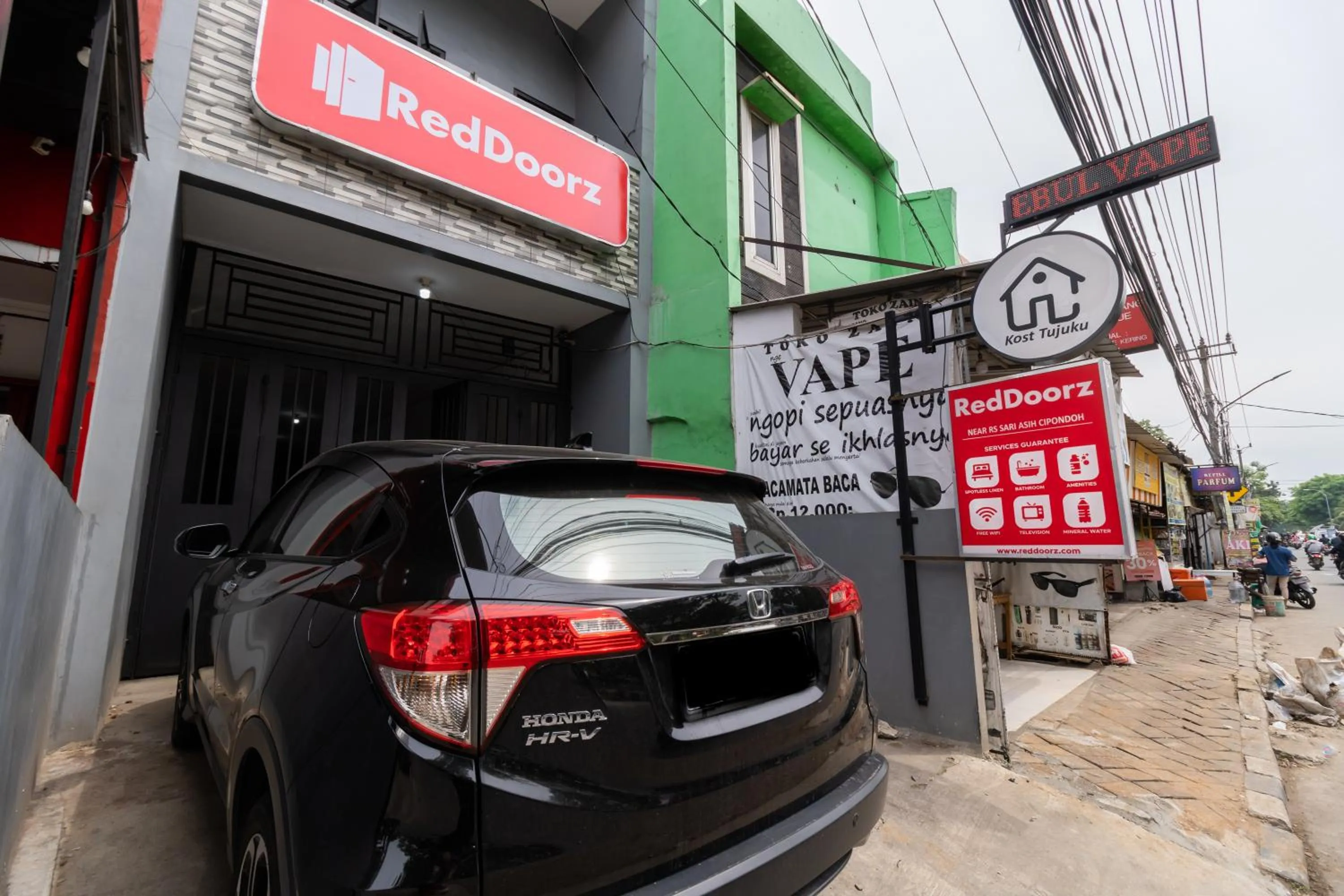 Property building in RedDoorz near RS Sari Asih Cipondoh