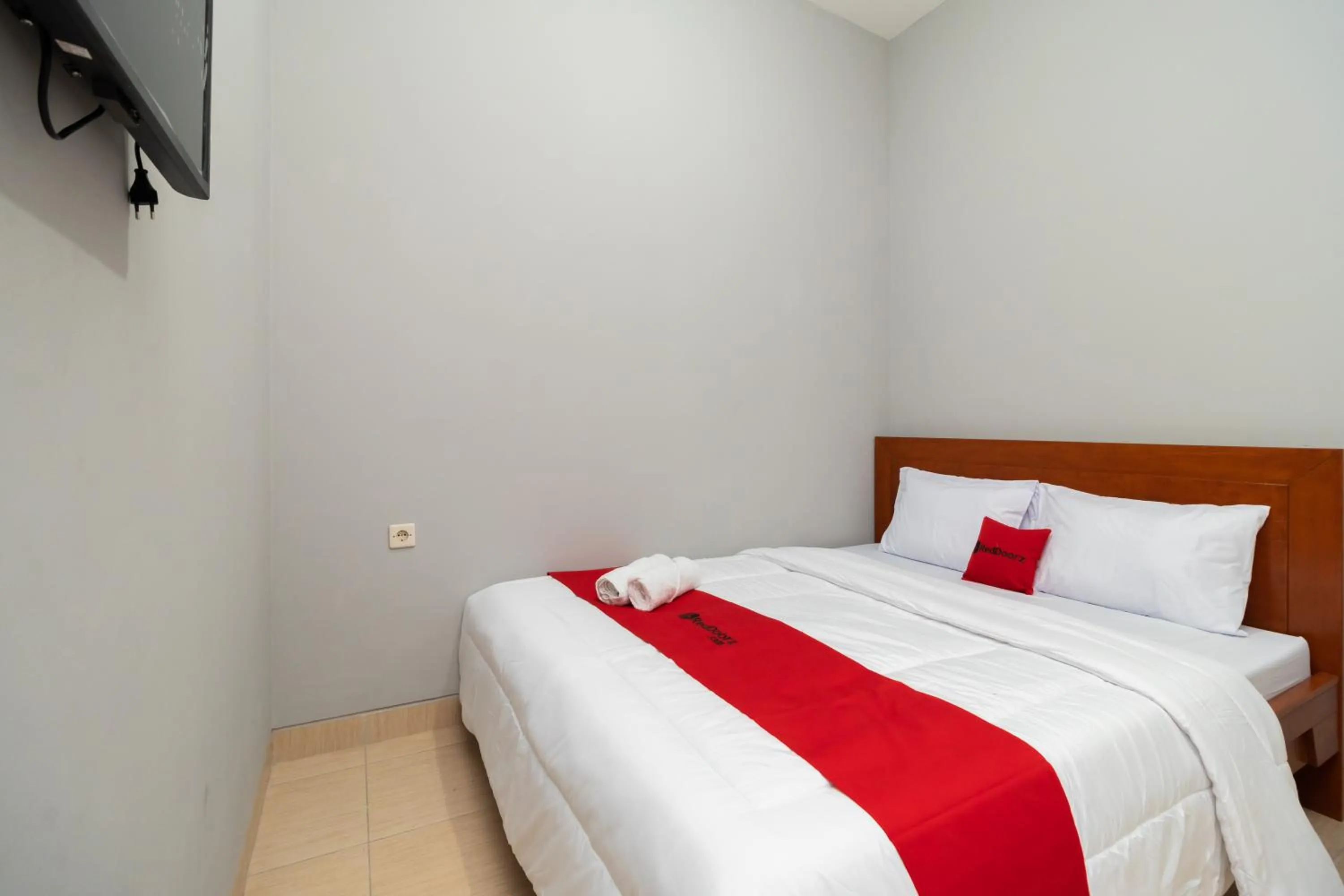 Bedroom, Bed in RedDoorz near RS Sari Asih Cipondoh