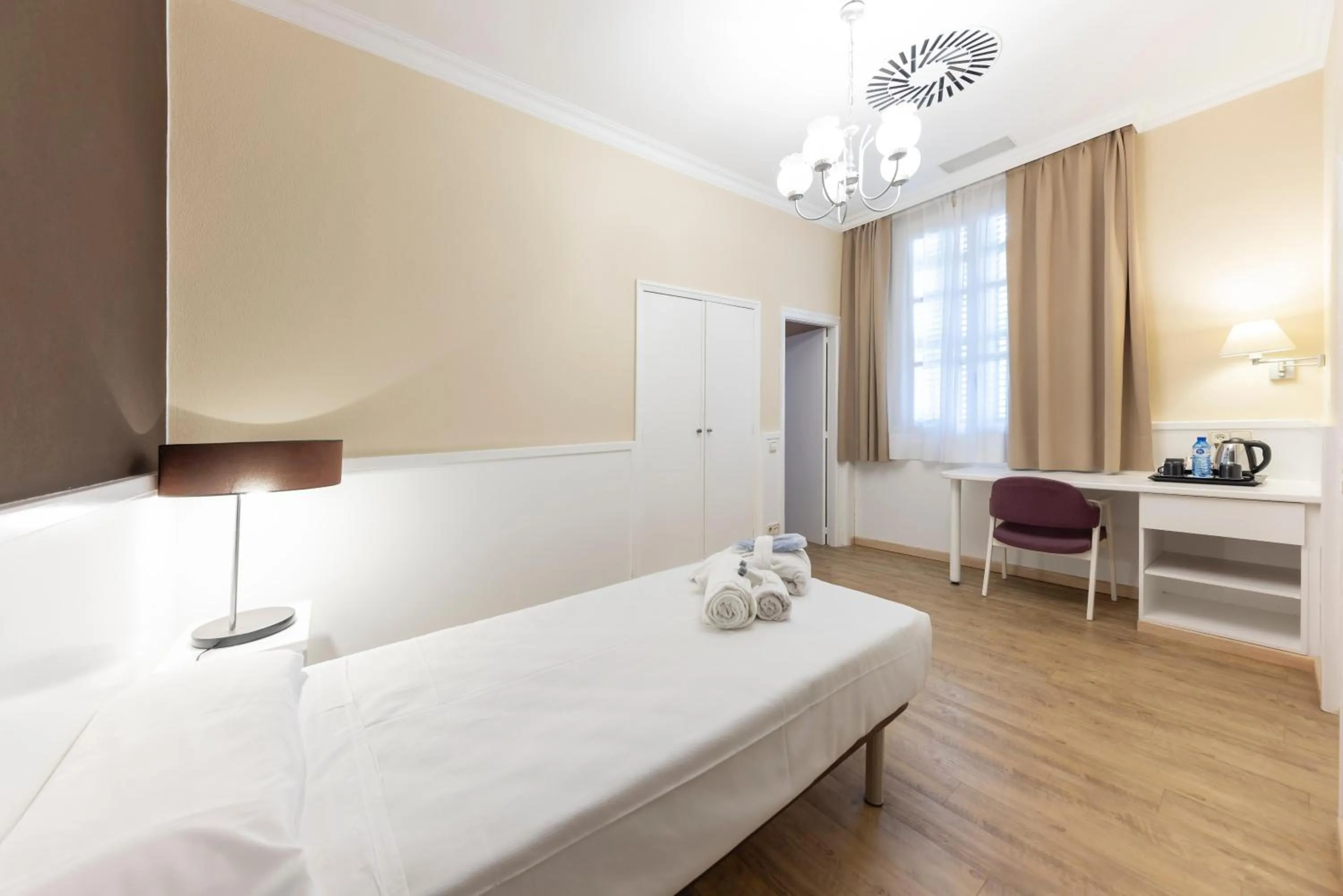 Photo of the whole room, Bed in 1881 Hotel Balneario Vichy Catalan