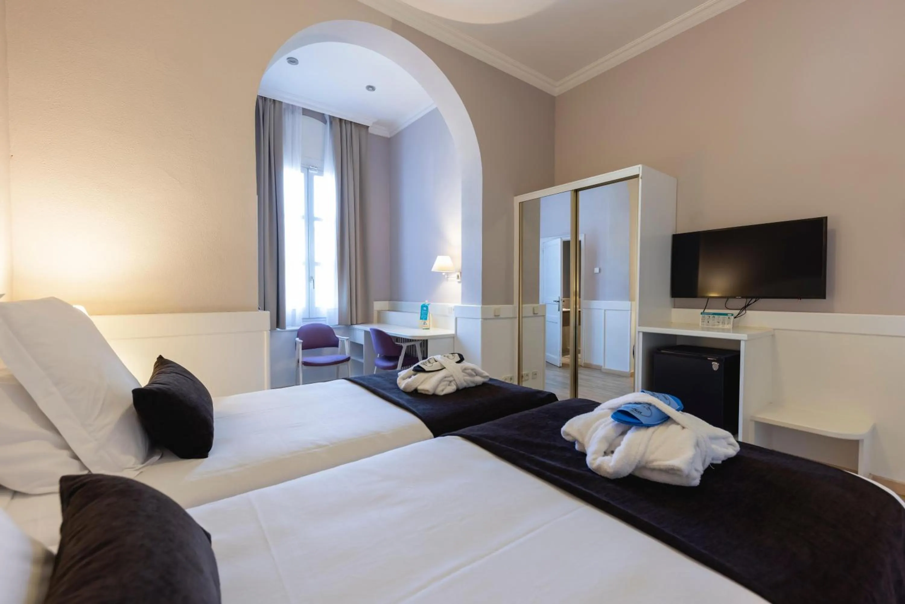 Photo of the whole room, Bed in 1881 Hotel Balneario Vichy Catalan