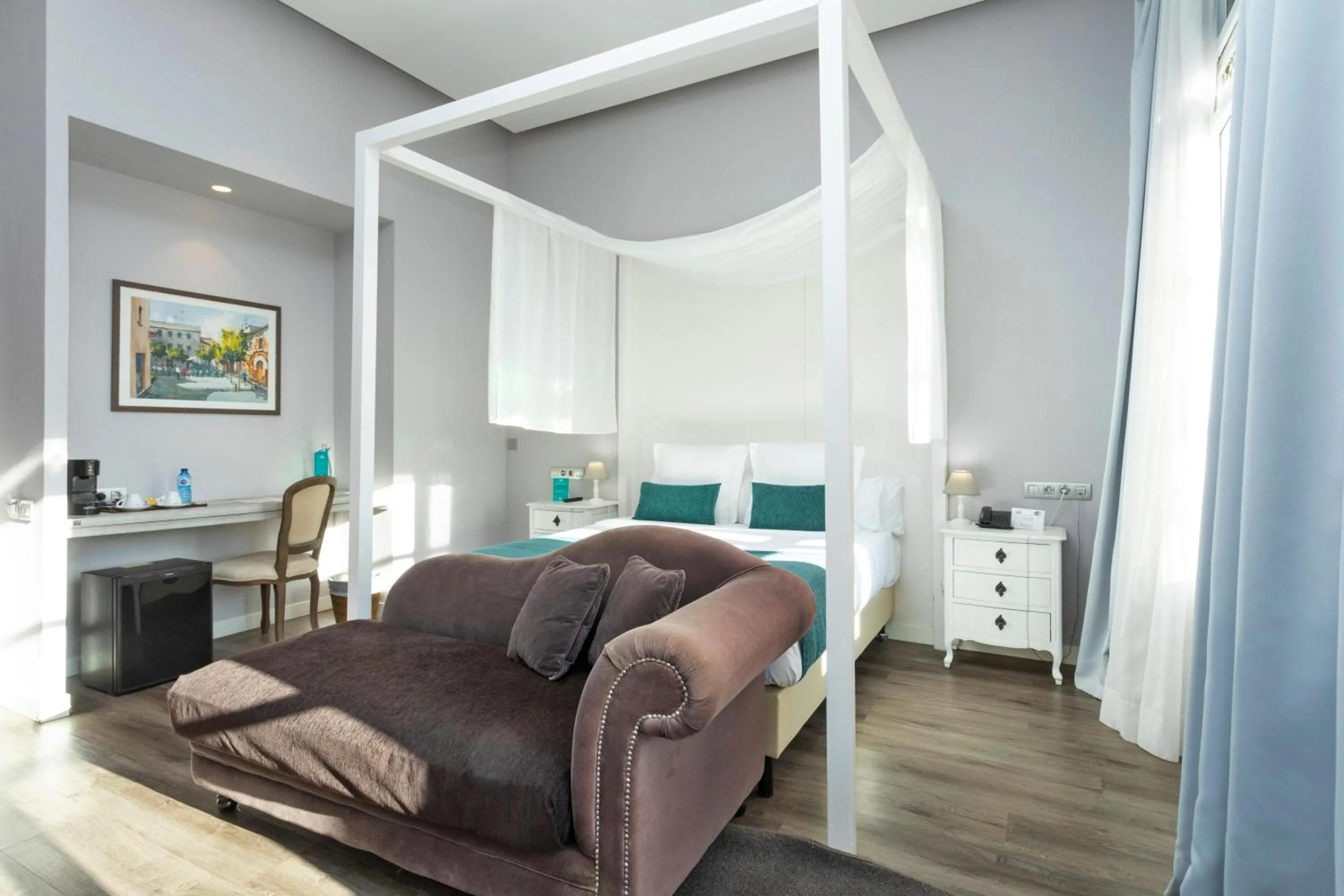 Photo of the whole room, Bed in 1881 Hotel Balneario Vichy Catalan