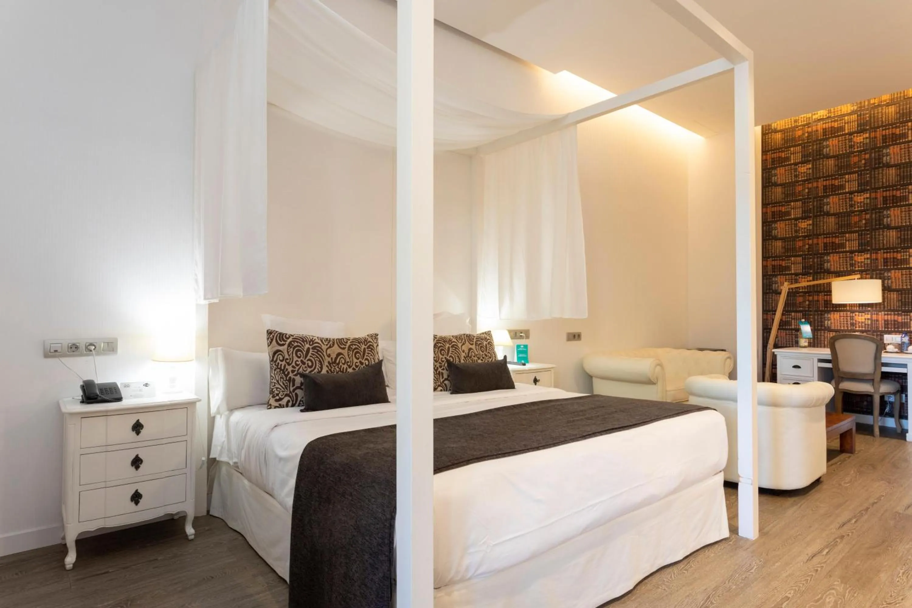 Photo of the whole room, Bed in 1881 Hotel Balneario Vichy Catalan