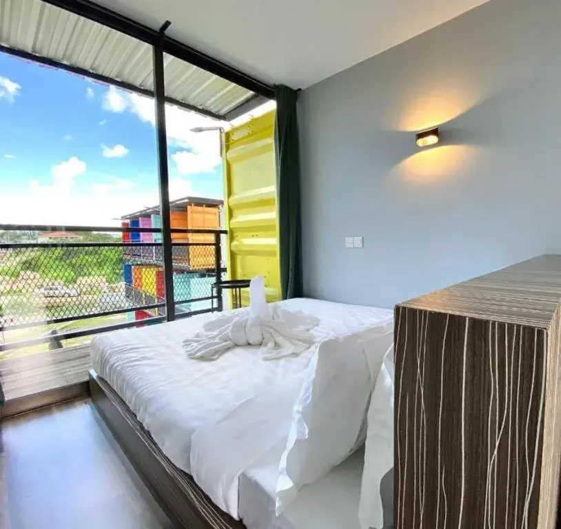 Queen Room in Boxinn The Kontena Home Queen Room in Boxinn The Kontena Home