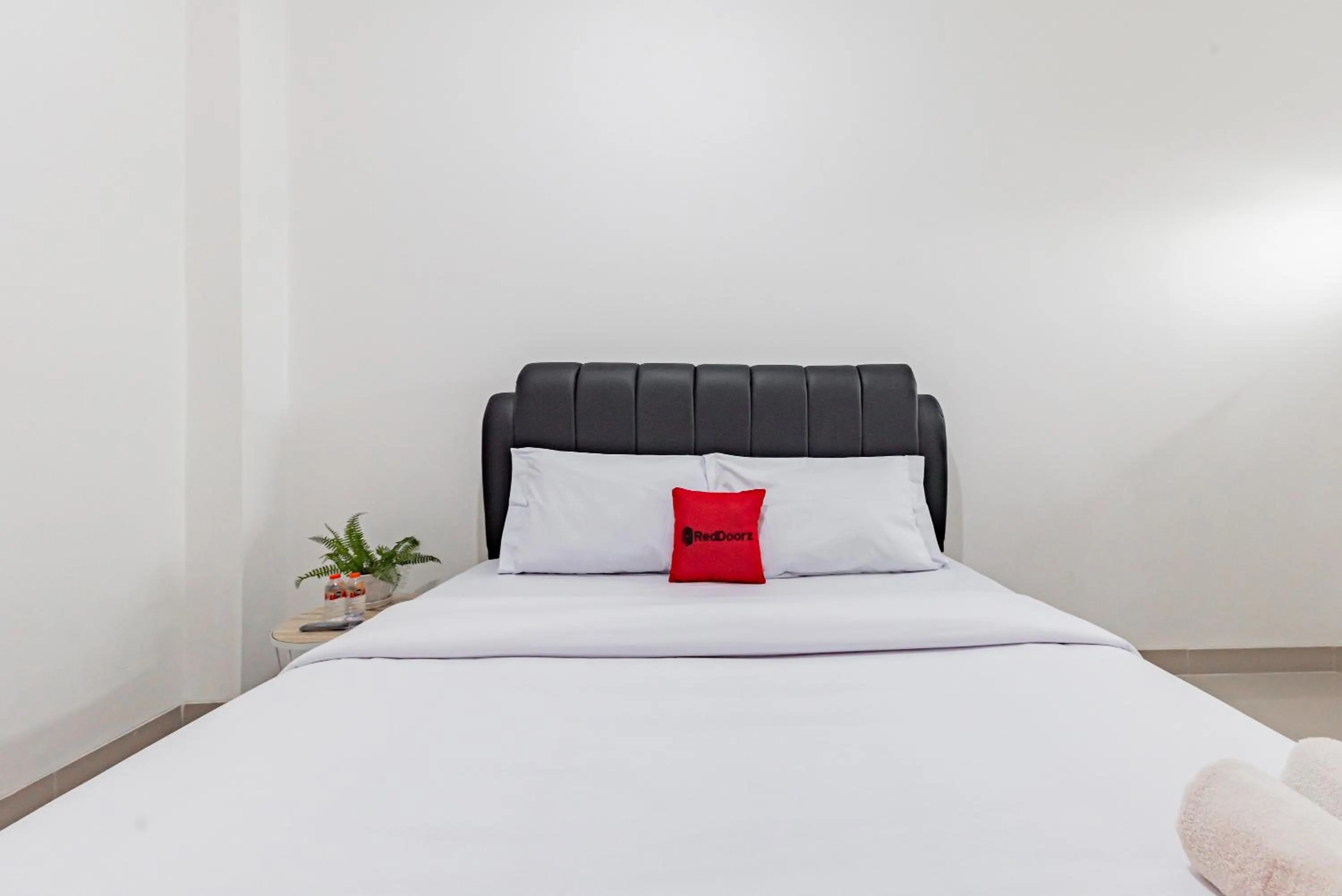 Bedroom, Bed in RedDoorz @ Suryakencana Bogor