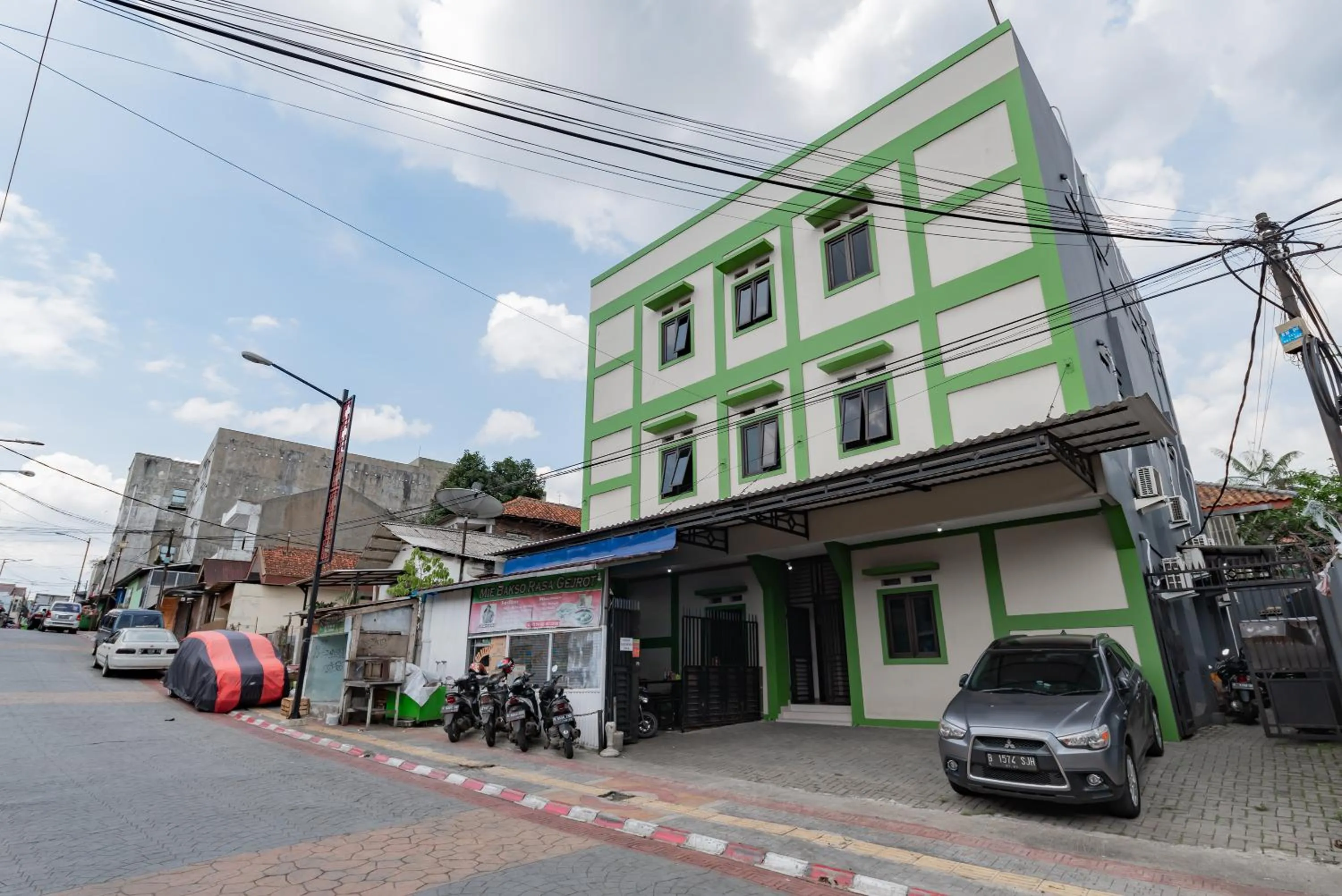 Property building in RedDoorz @ Suryakencana Bogor