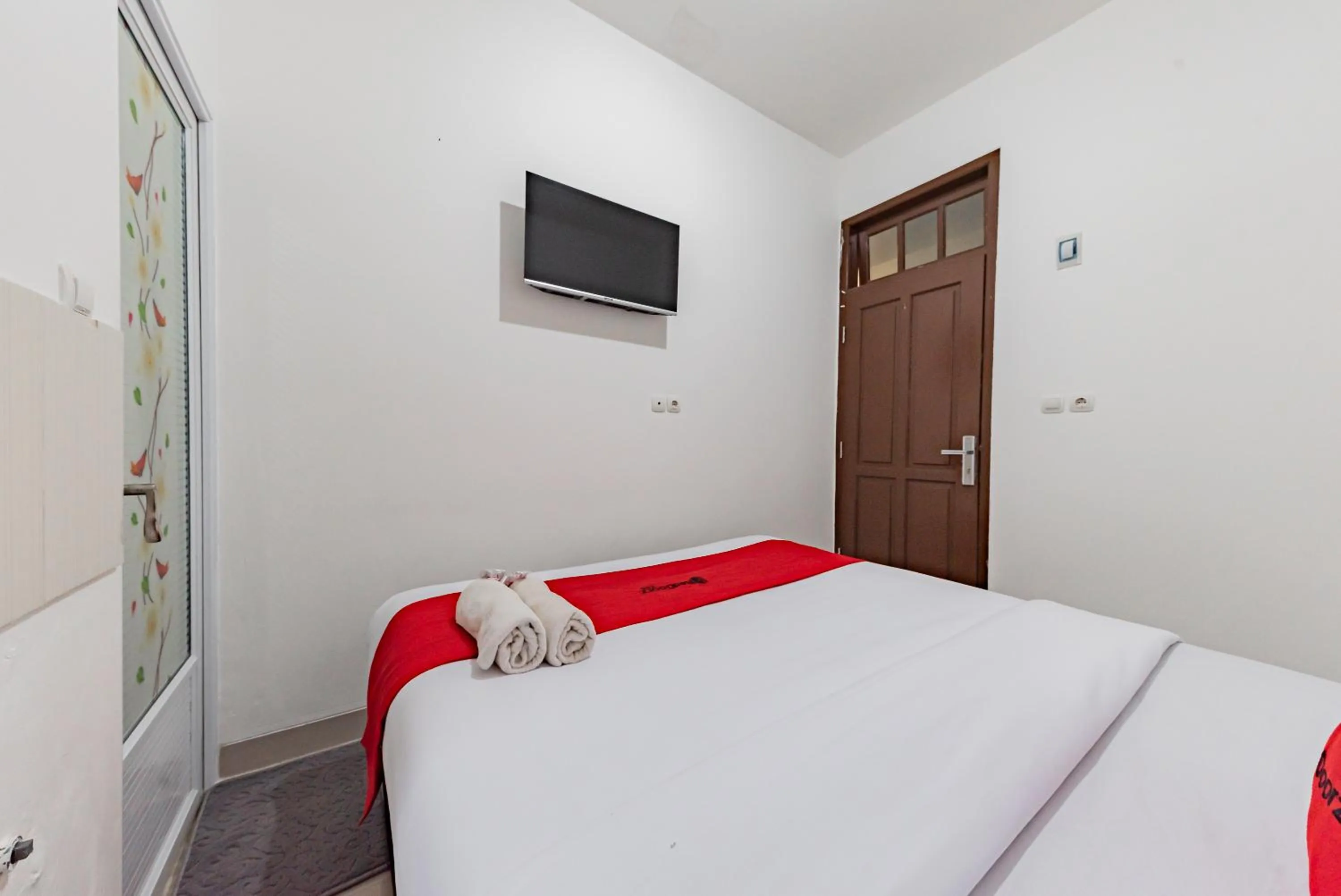 Bedroom, Bed in RedDoorz @ Suryakencana Bogor