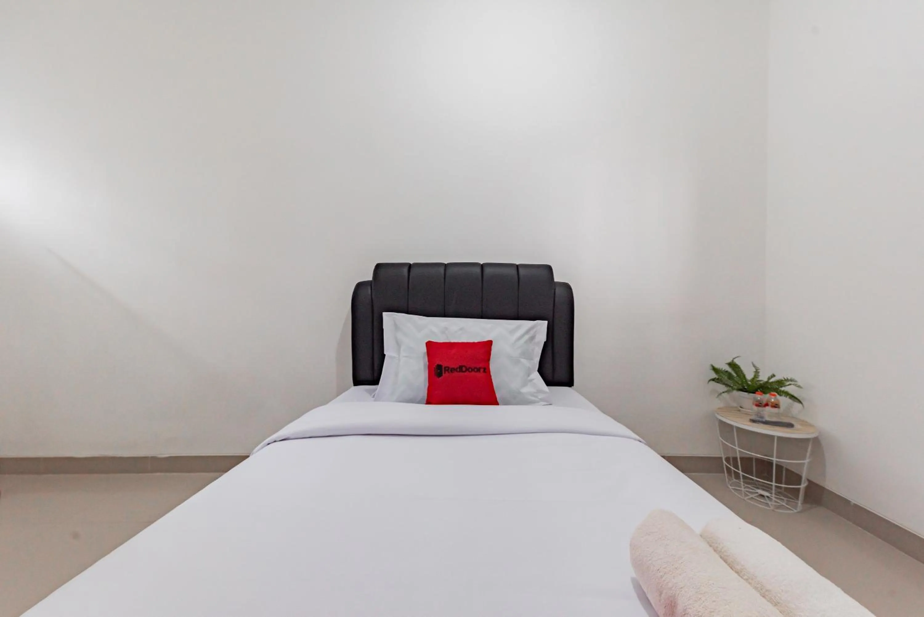 Bedroom, Bed in RedDoorz @ Suryakencana Bogor