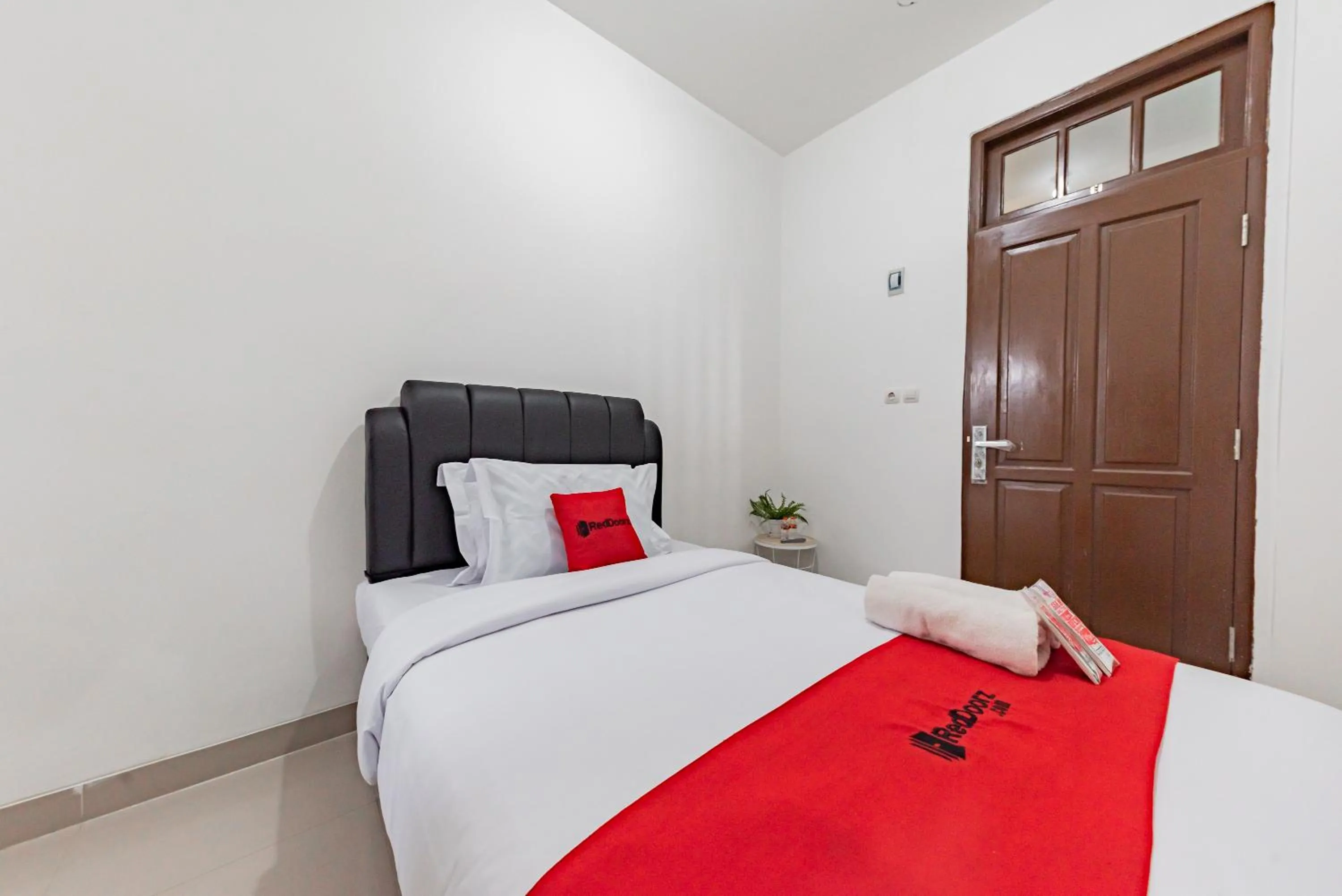 Bedroom, Bed in RedDoorz @ Suryakencana Bogor