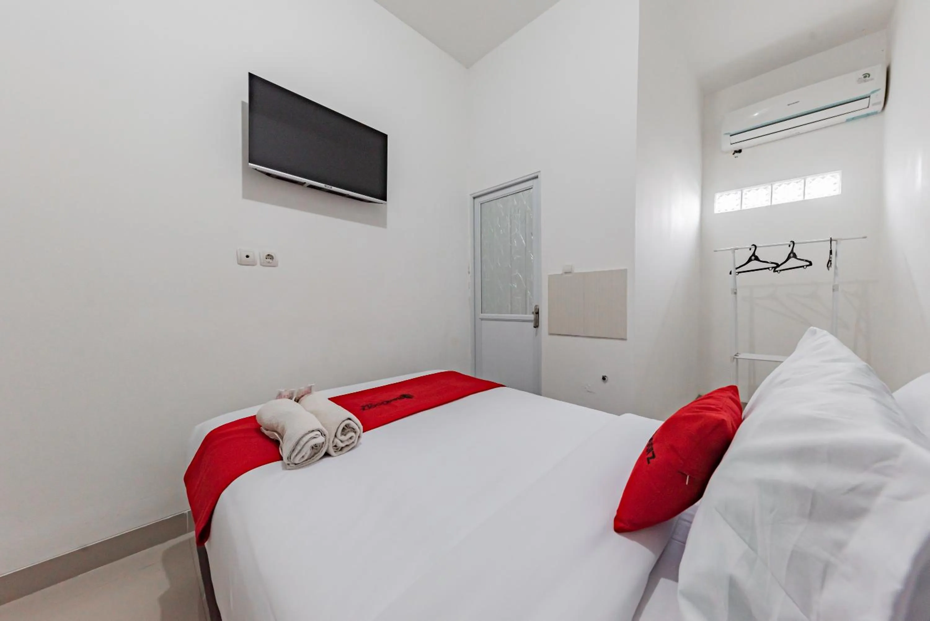 Bedroom, Bed in RedDoorz @ Suryakencana Bogor