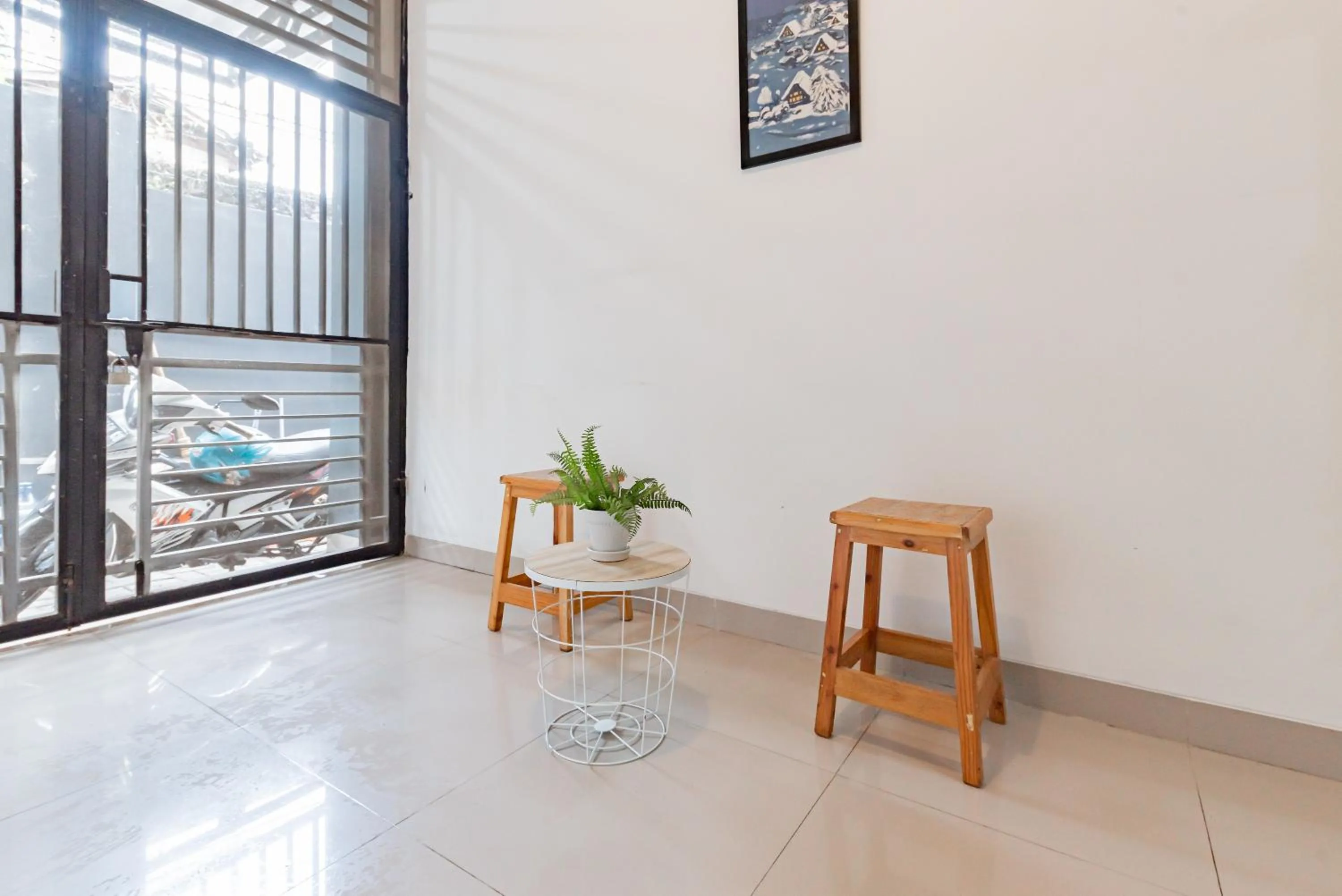 Living room in RedDoorz @ Suryakencana Bogor