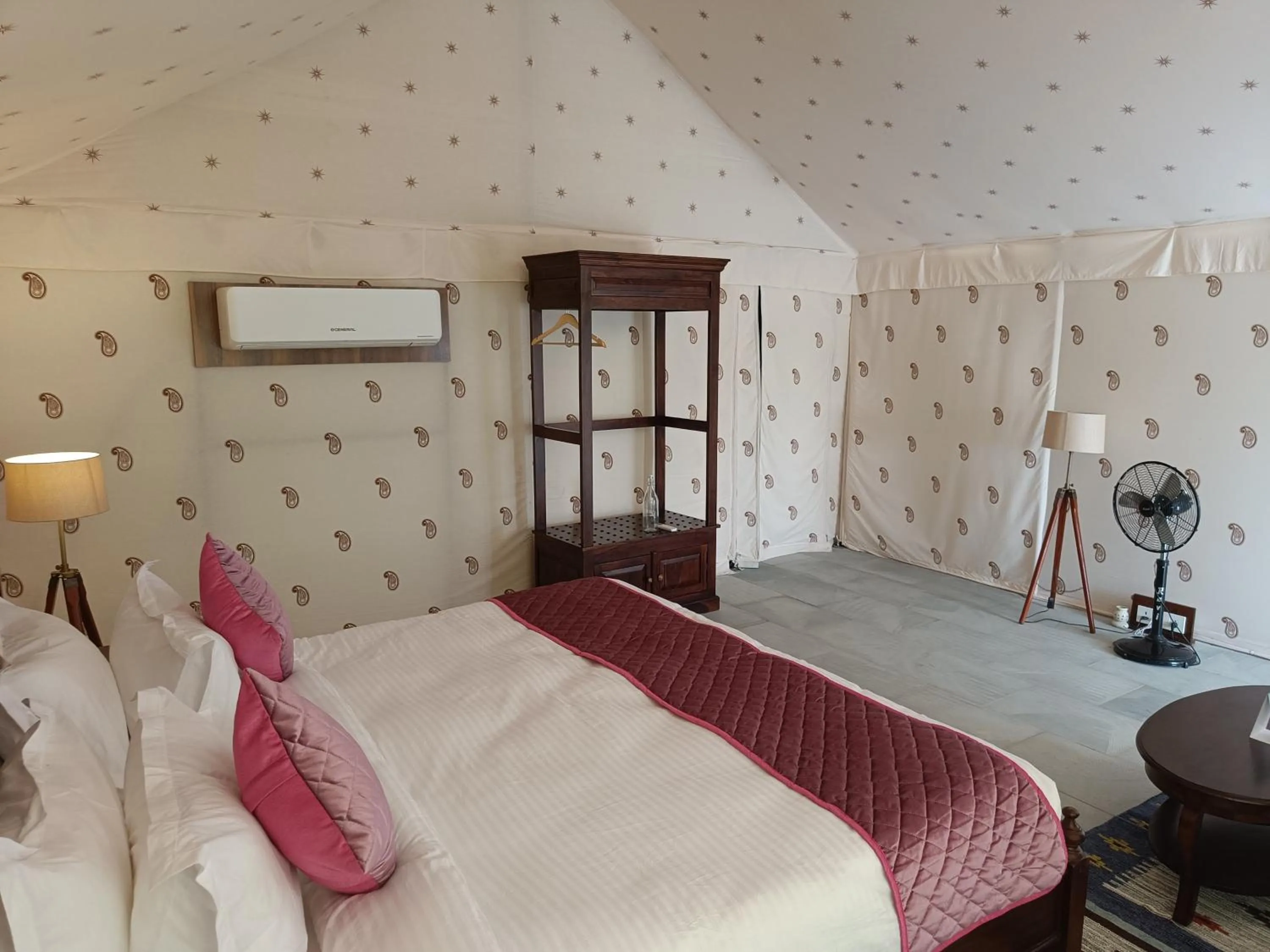 Photo of the whole room, Bed in Clarks Safari Jawai