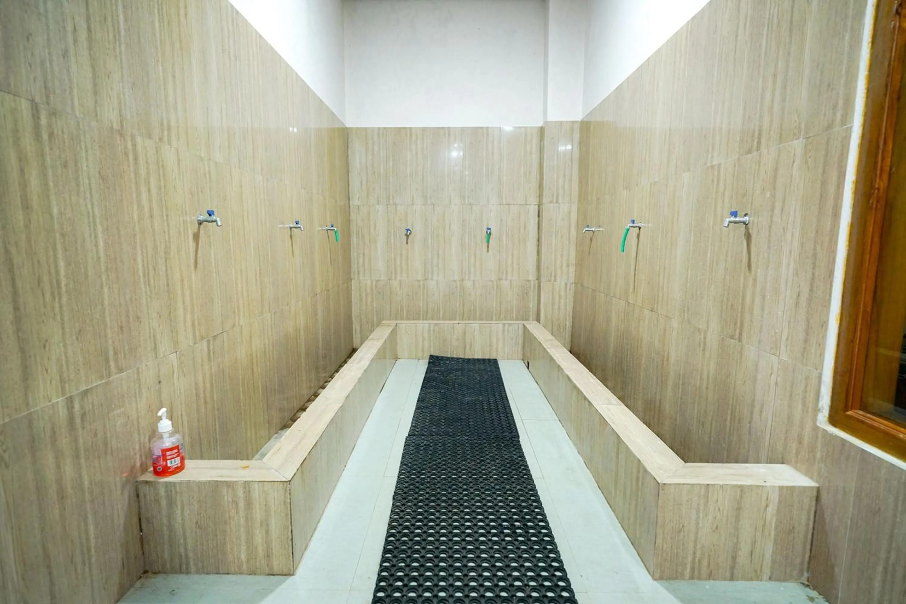 Bathroom in Sans Bougenville Lampung