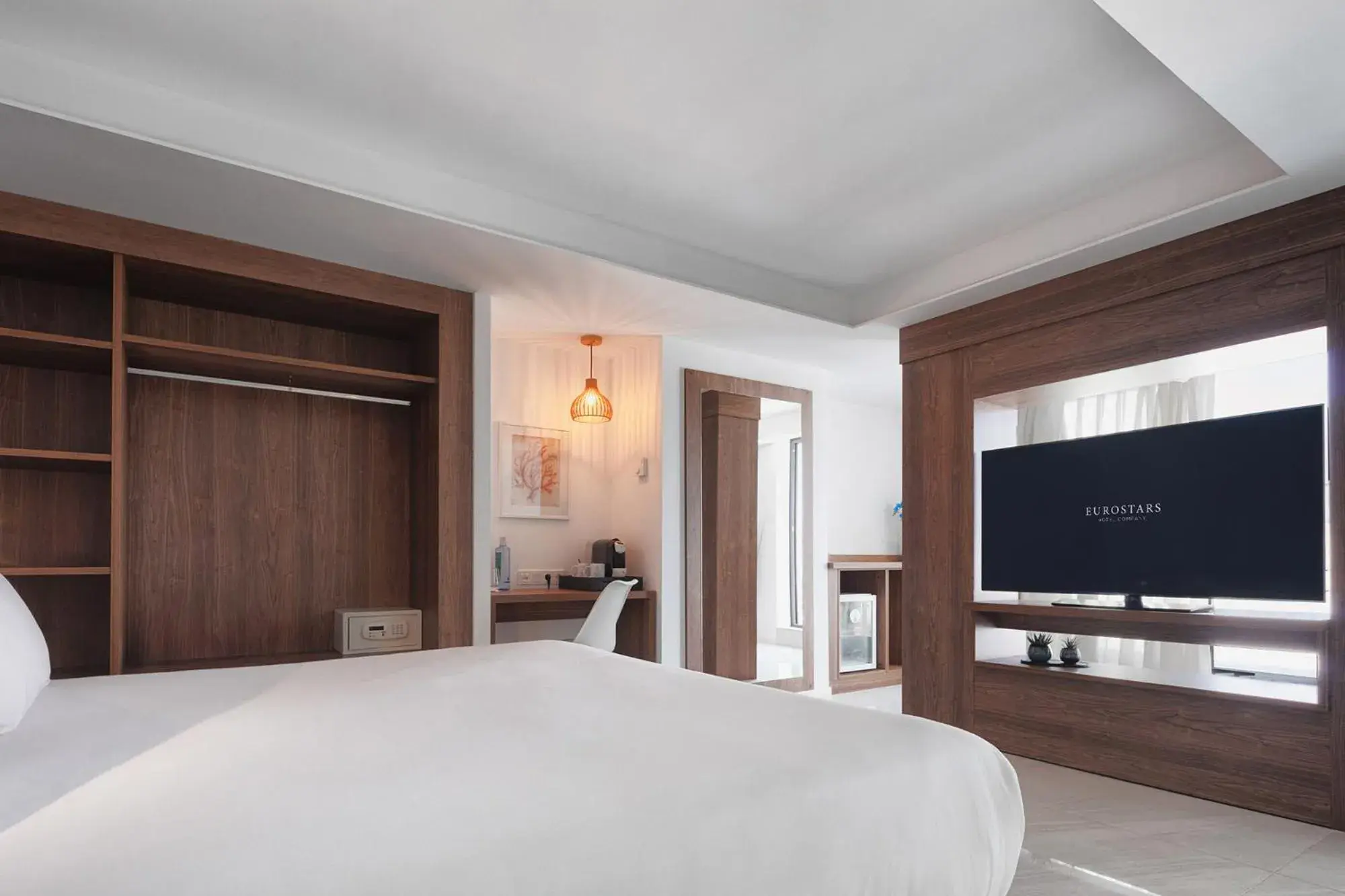 Junior Suite with Outdoor Jacuzzi in Eurostars Puerto de Ibiza Junior Suite with Outdoor Jacuzzi in Eurostars Puerto de Ibiza