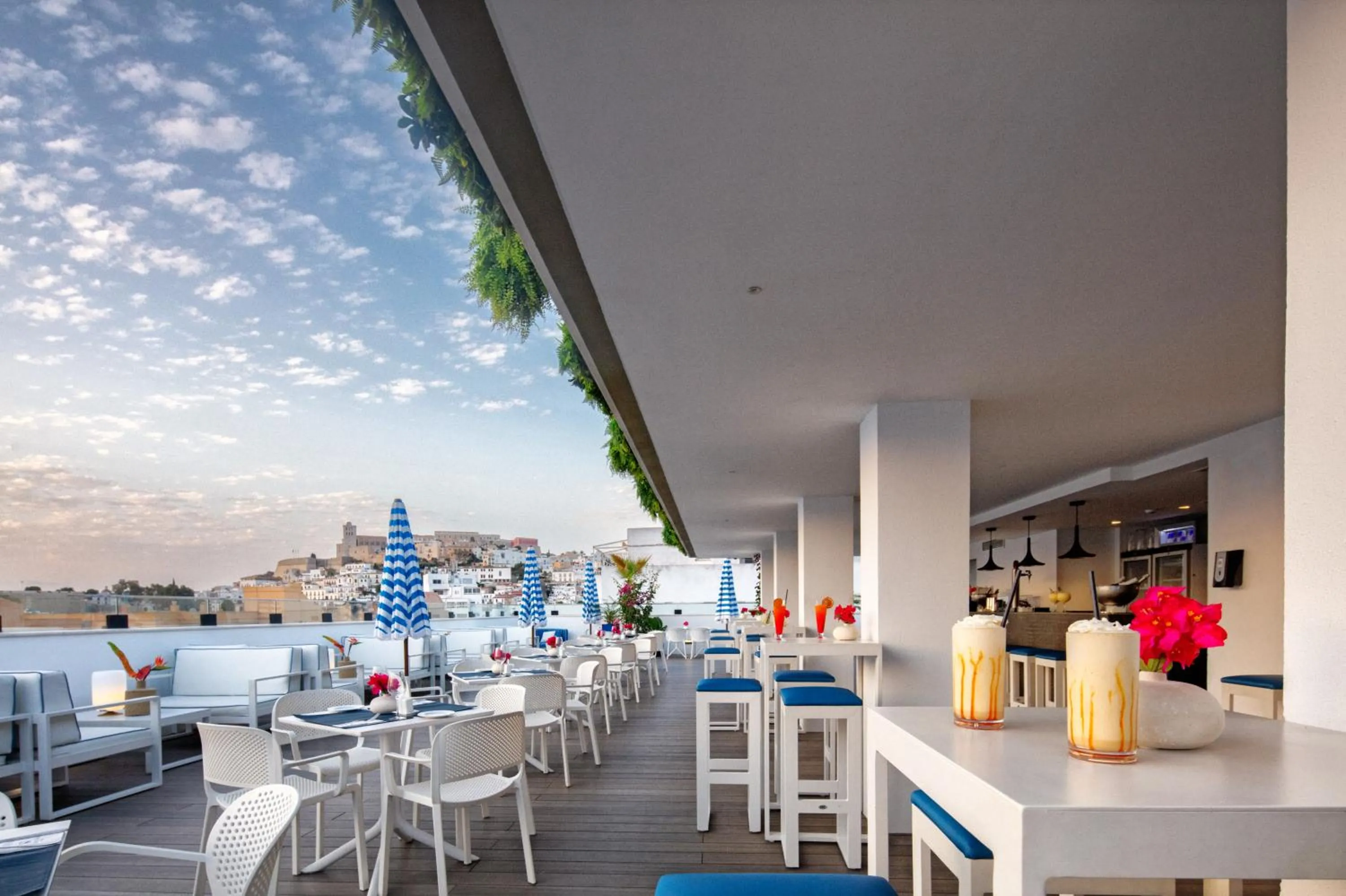 Lounge or bar in Eurostars Puerto de Ibiza