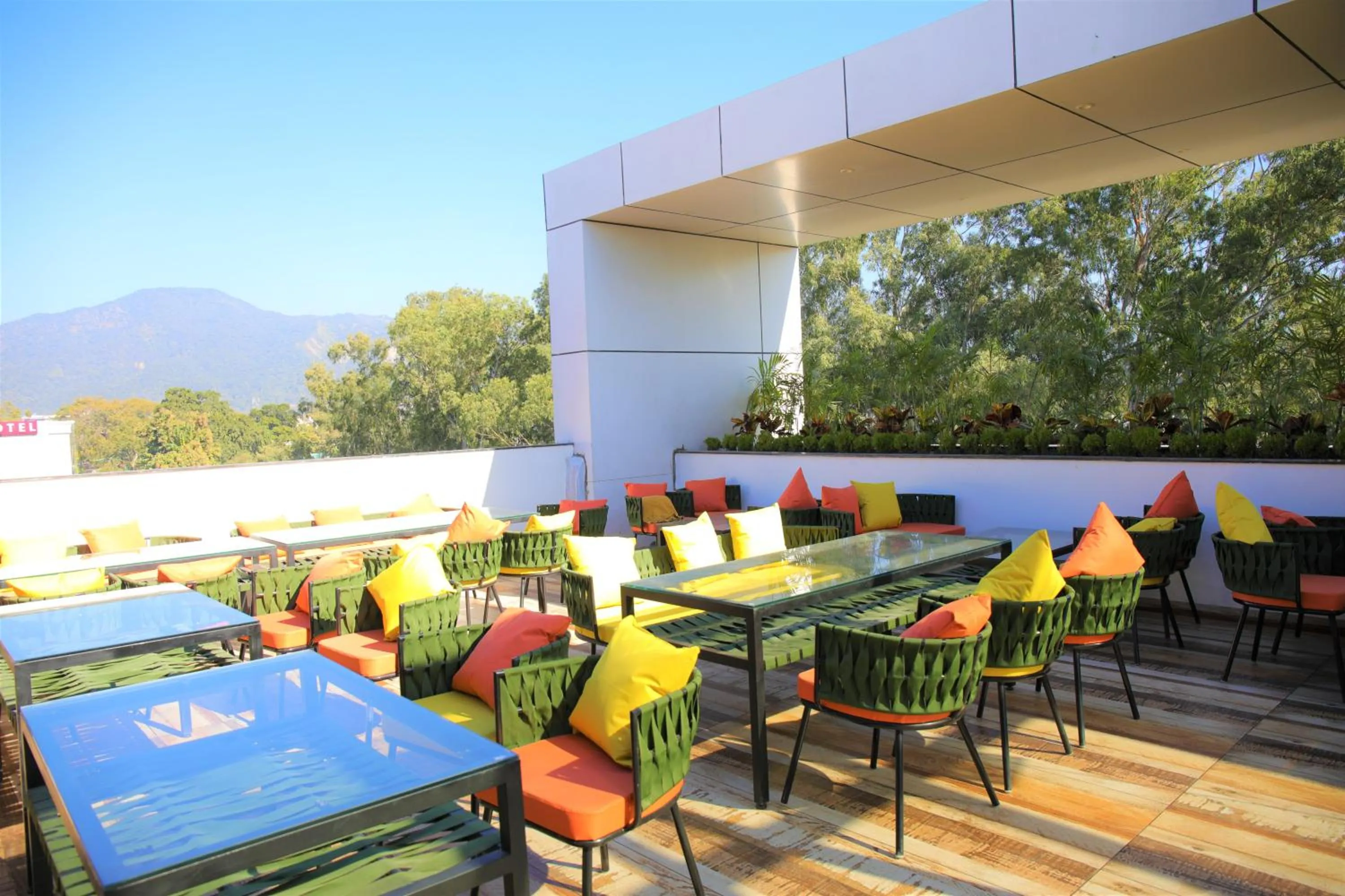 Restaurant/places to eat in Pride Biznotel Haldwani