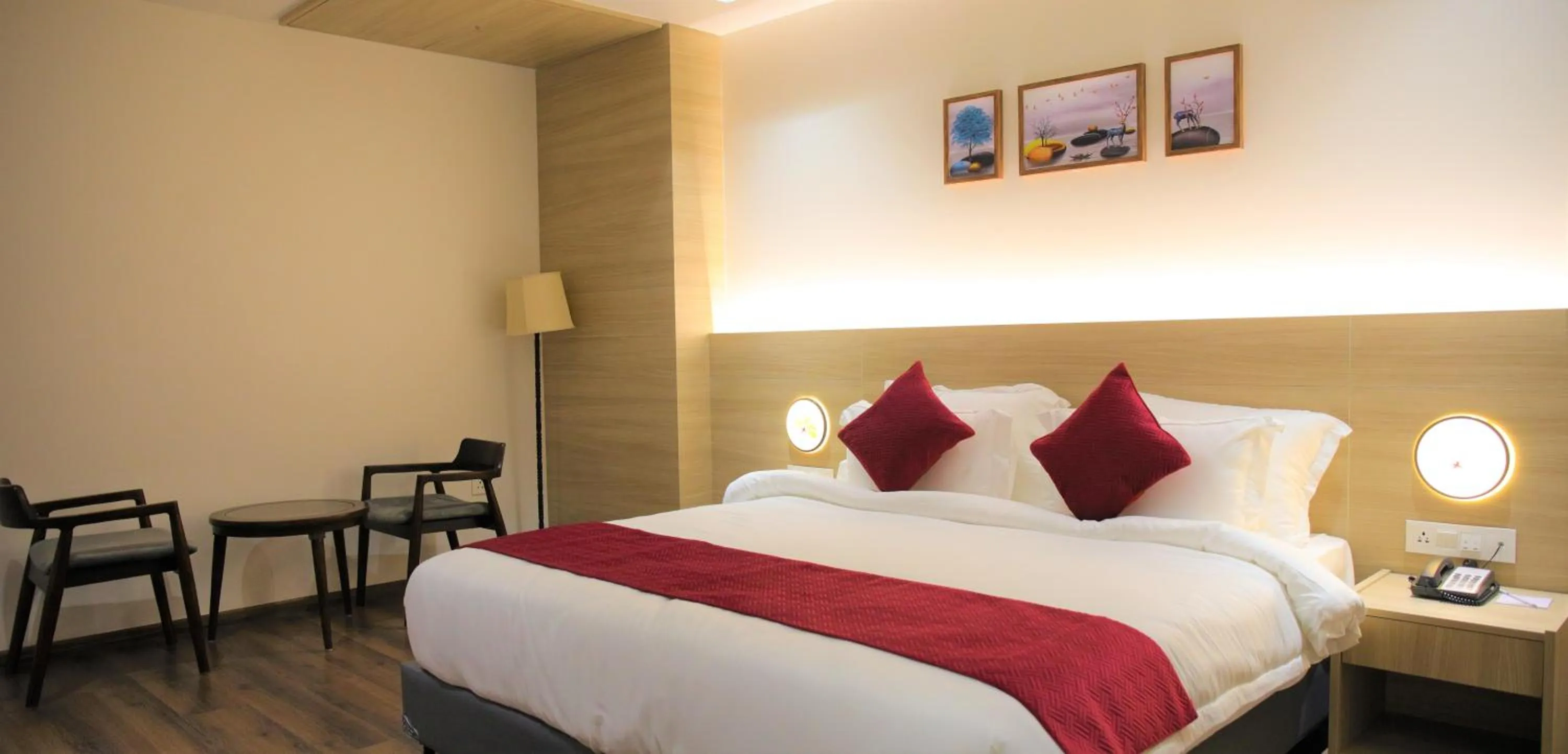 Bedroom, Bed in Pride Biznotel Haldwani