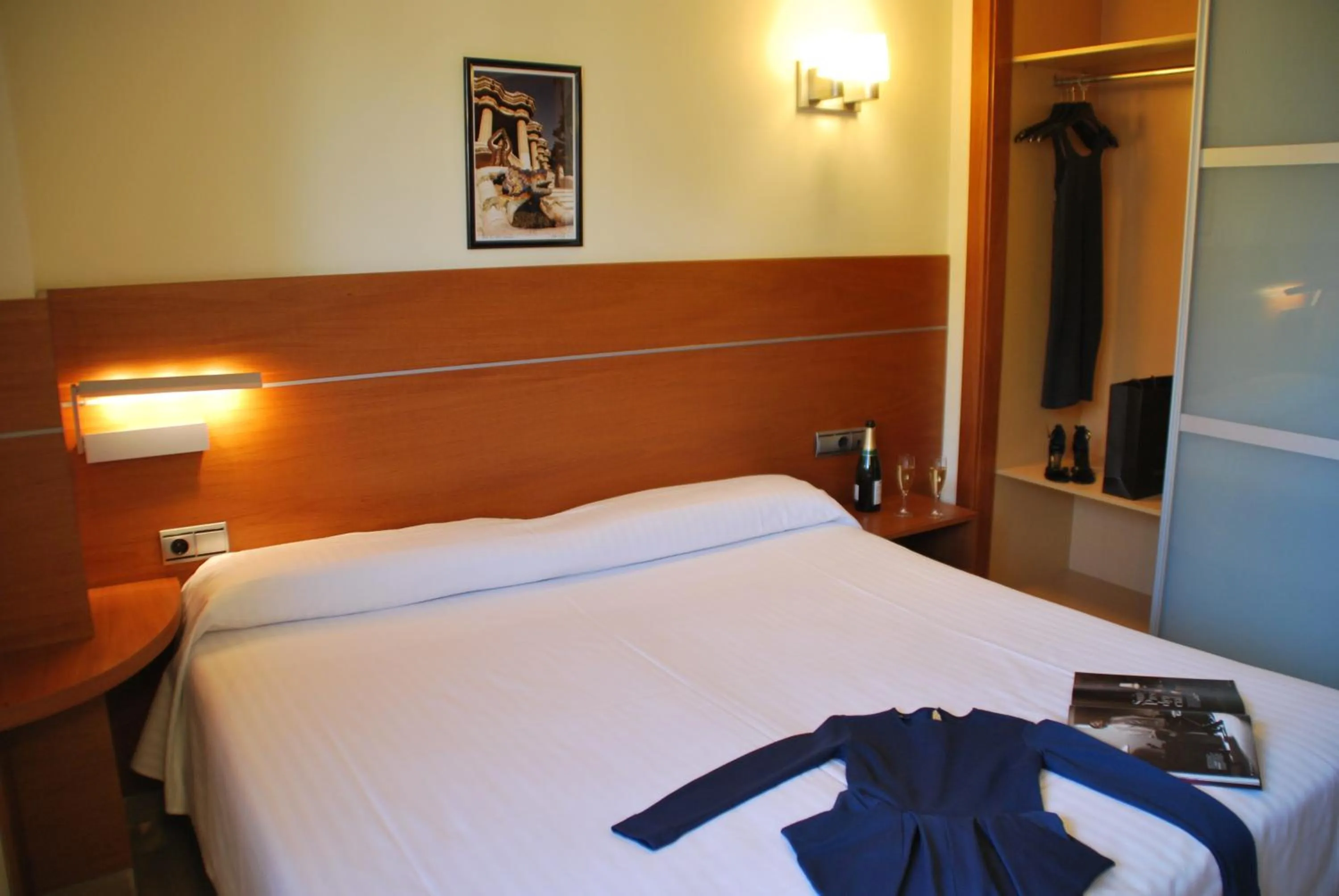 Bedroom, Bed in Apartaments Aragó565