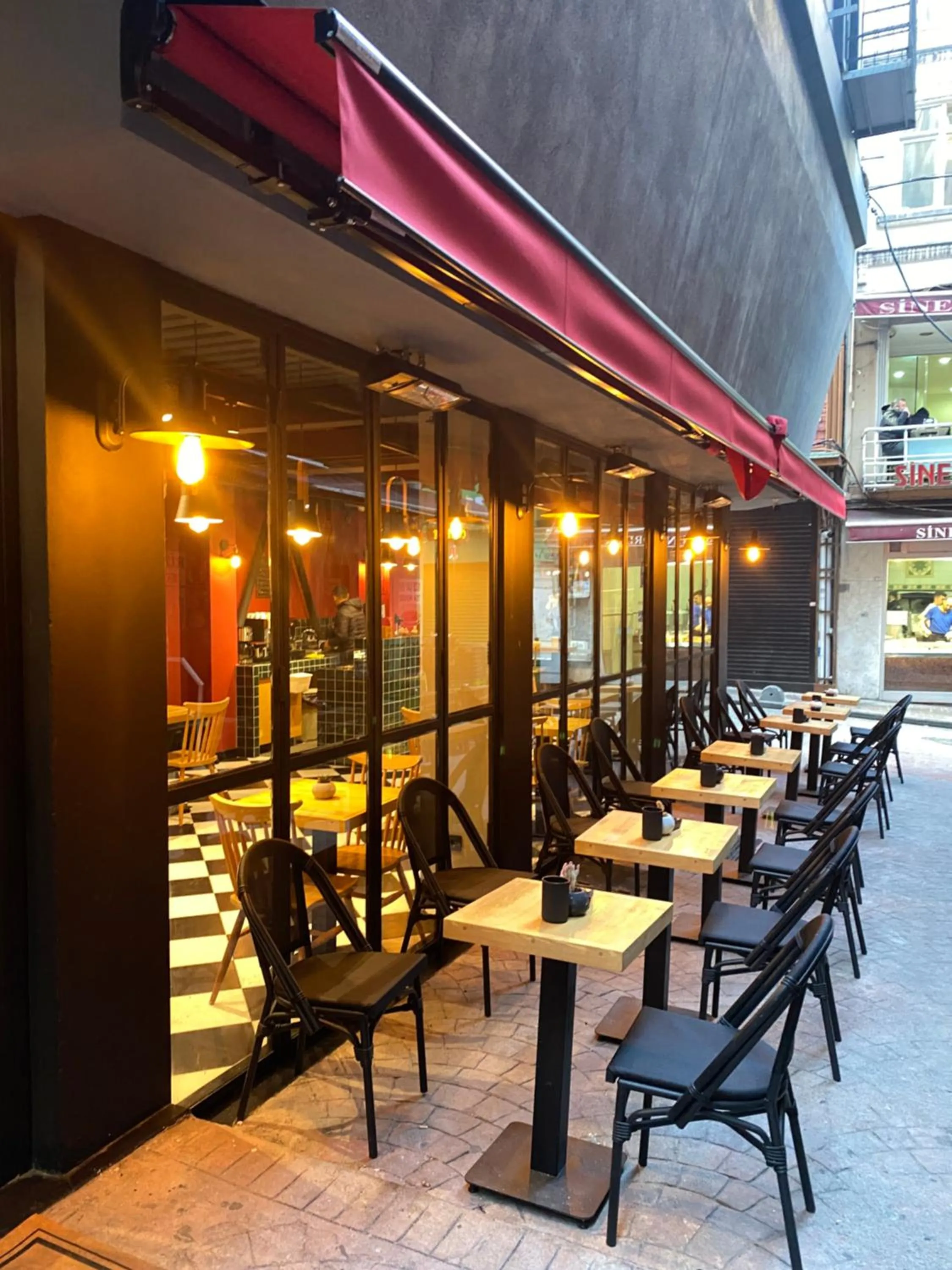 Restaurant/places to eat in Li Hotel Pera