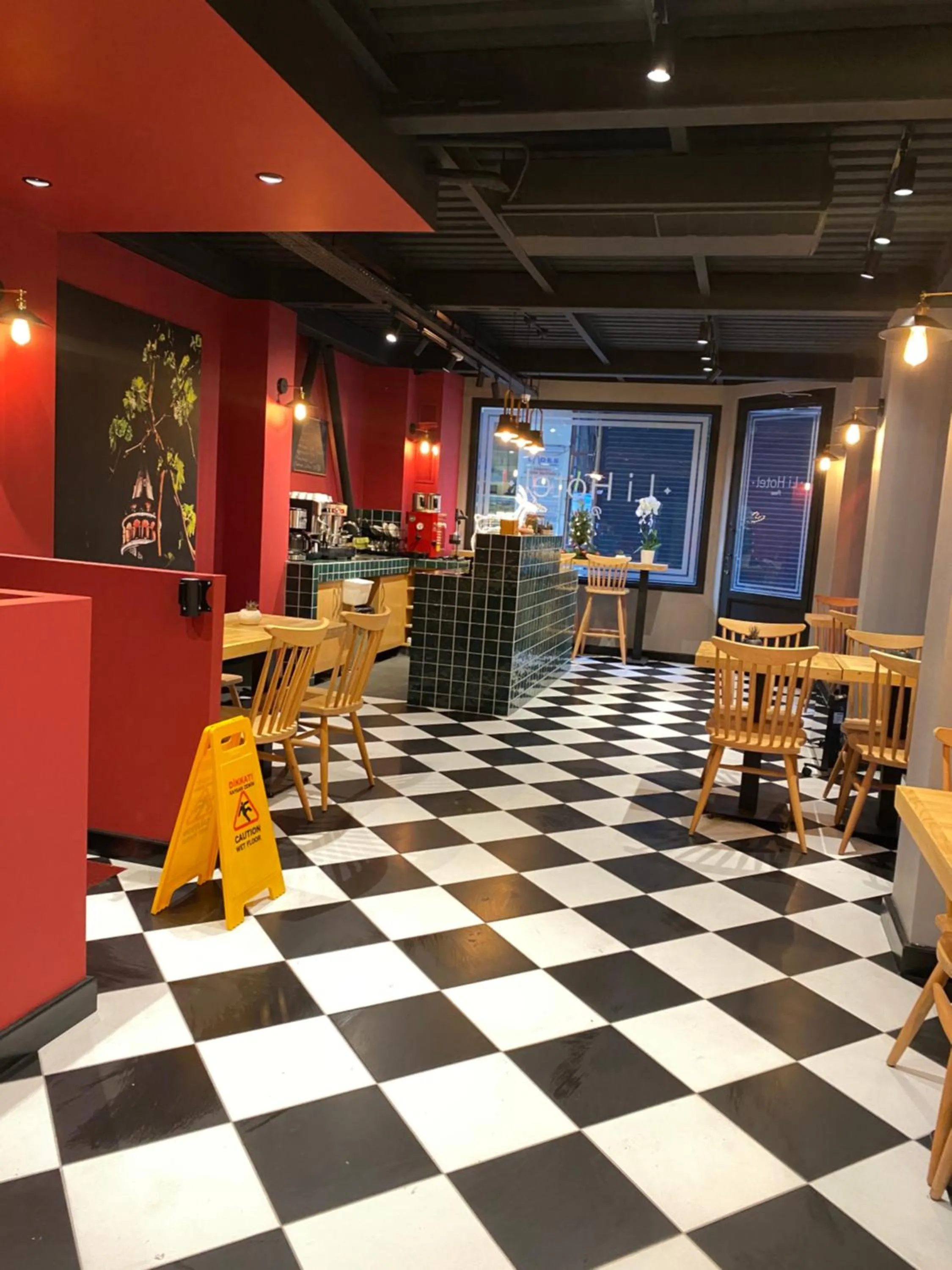 Restaurant/places to eat in Li Hotel Pera