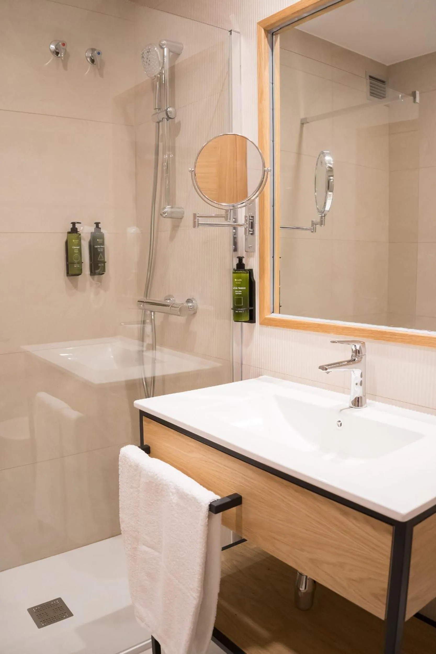 Shower in Hotel Parking Miradoiro de Belvís