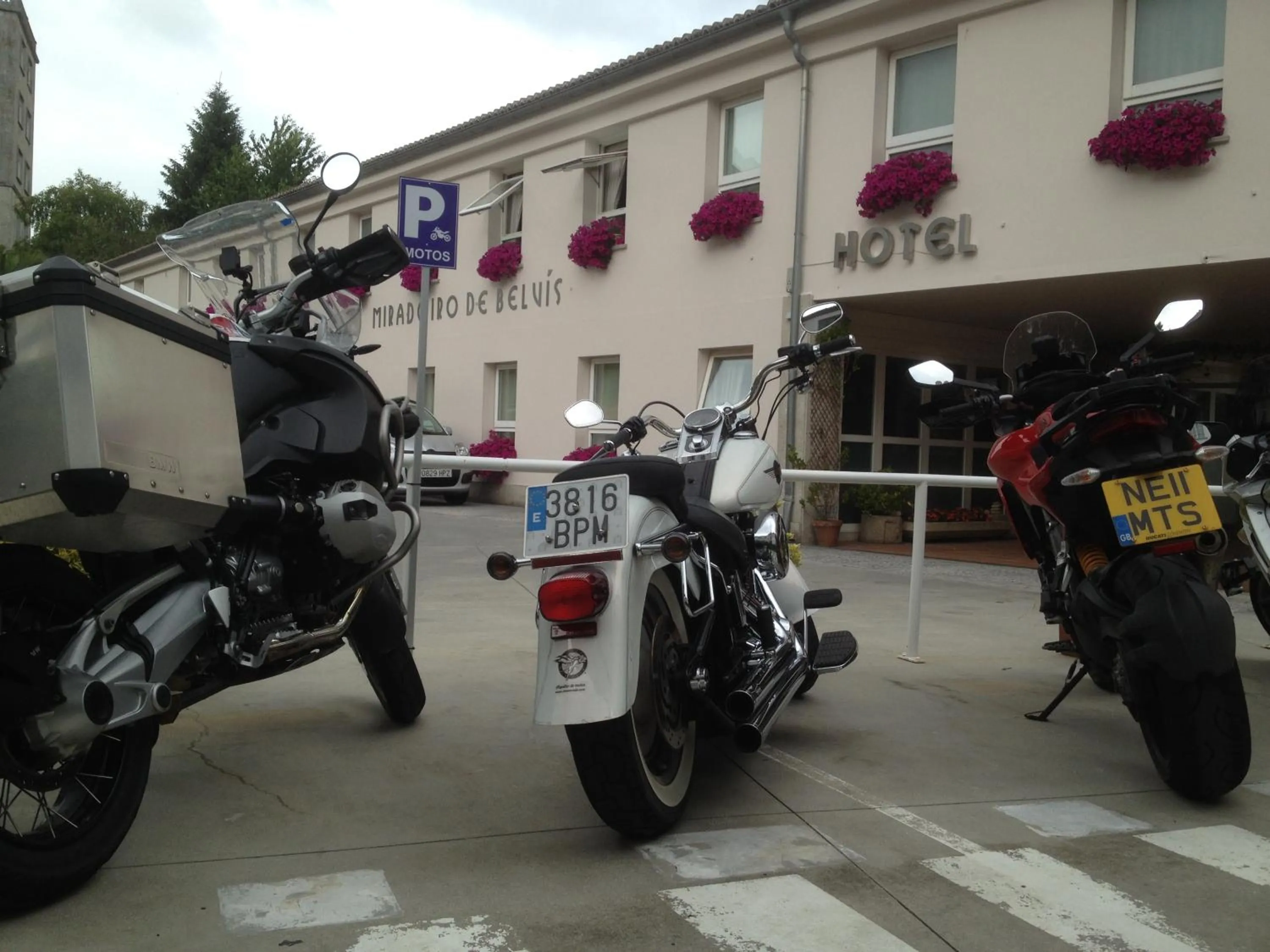 Facade/entrance in Hotel Parking Miradoiro de Belvís
