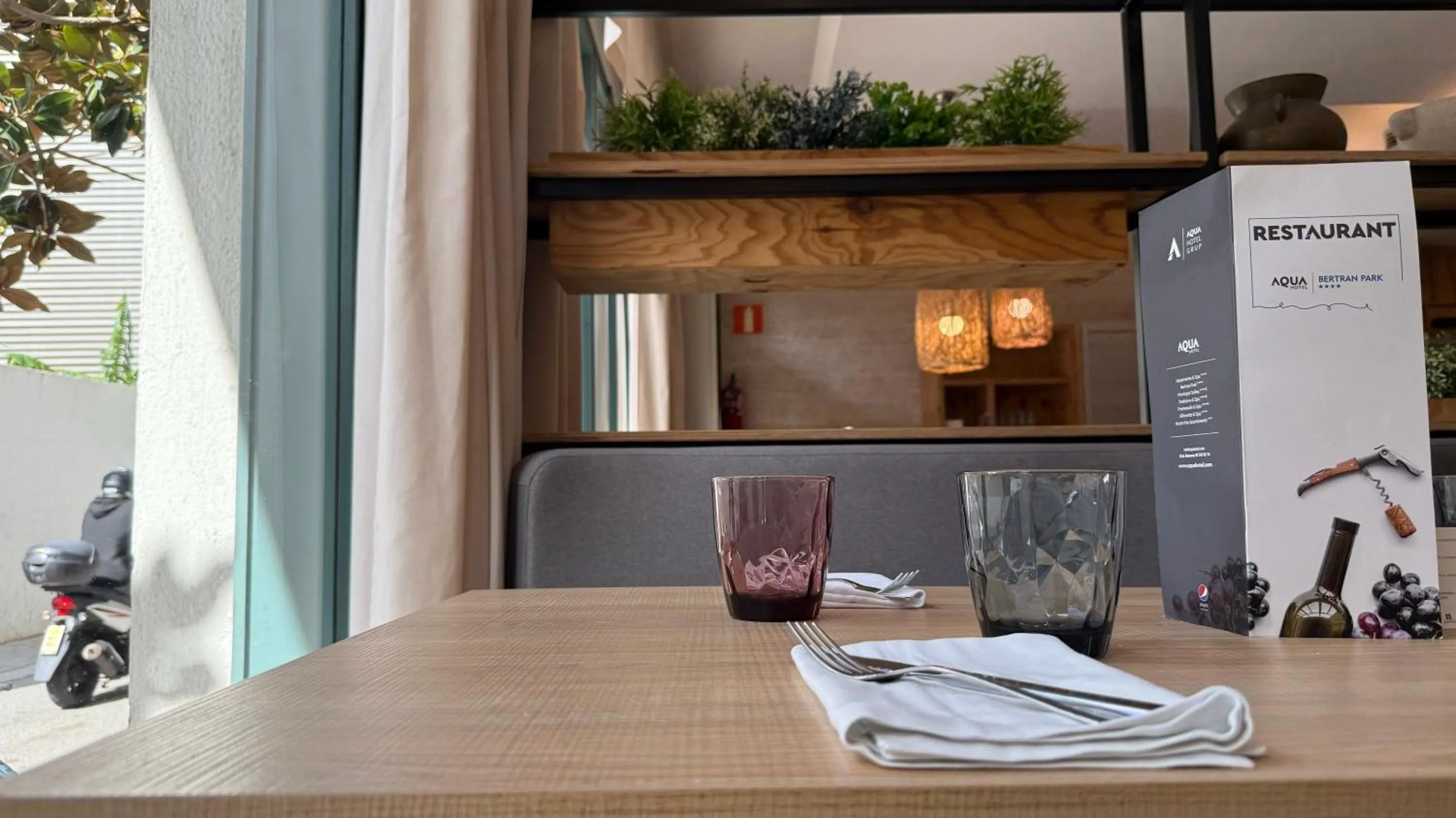 Restaurant/places to eat in AQUA Hotel Bertran Park