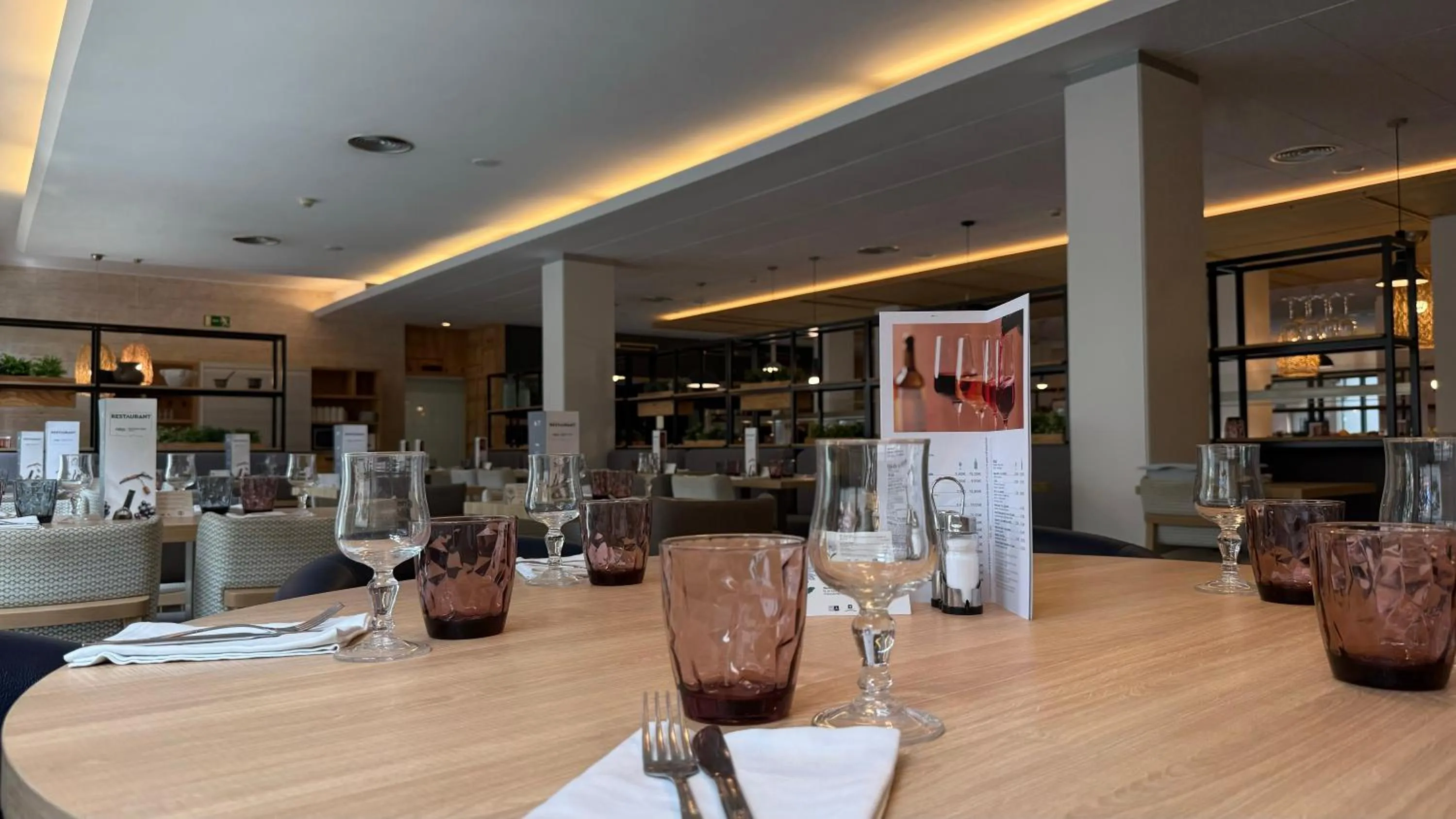 Restaurant/places to eat in AQUA Hotel Bertran Park