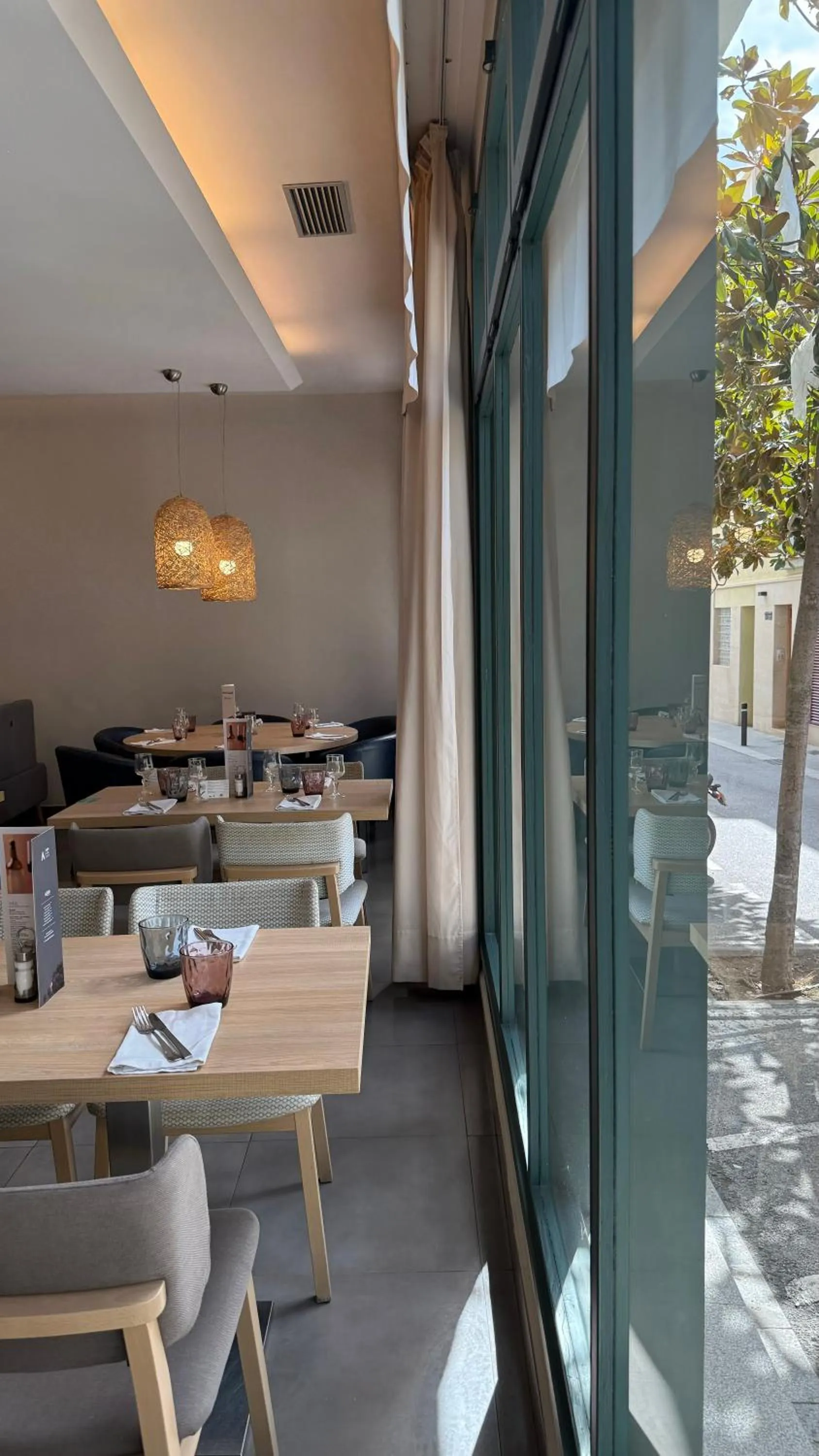 Restaurant/places to eat in AQUA Hotel Bertran Park