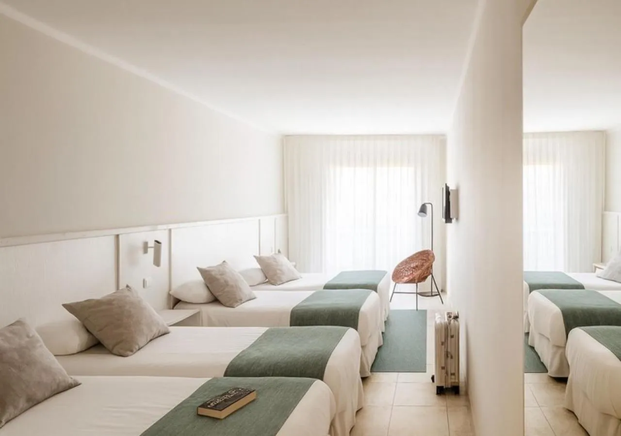 Bedroom, Bed in AQUA Hotel Bertran Park