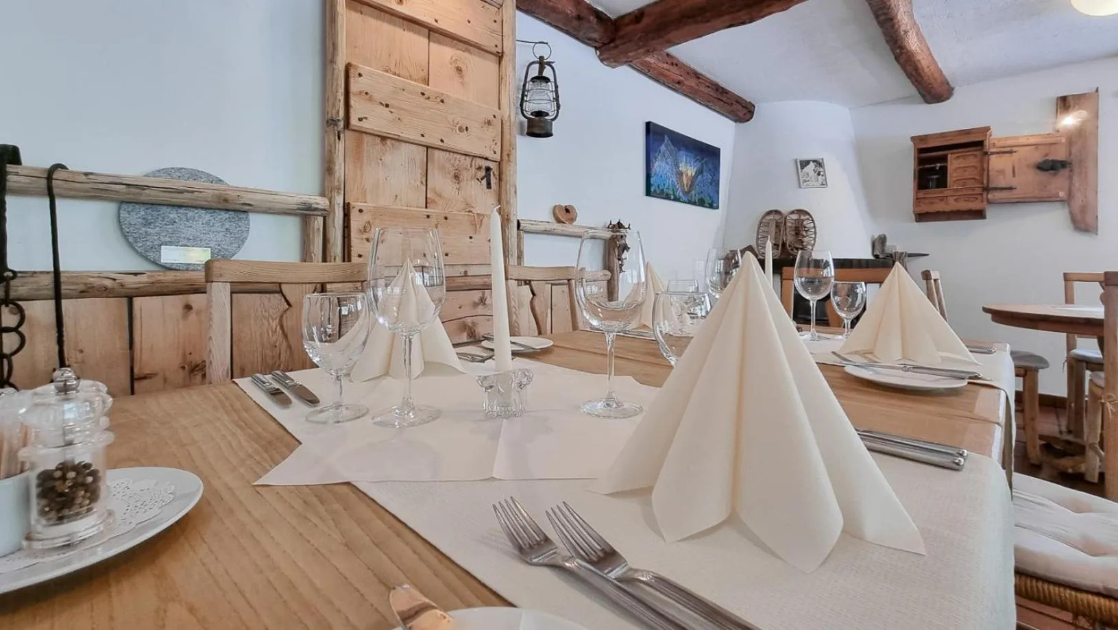 Restaurant/places to eat in Hotel Santana