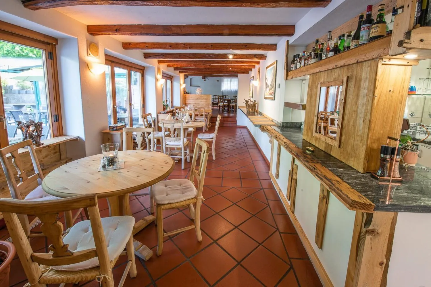 Restaurant/places to eat in Hotel Santana