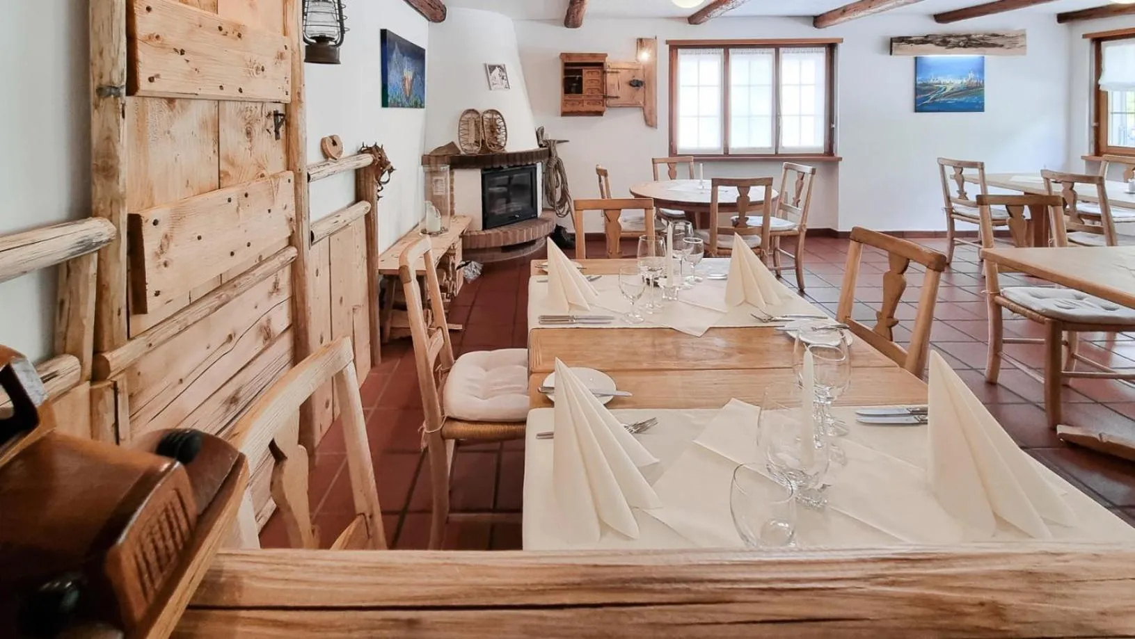 Restaurant/places to eat in Hotel Santana