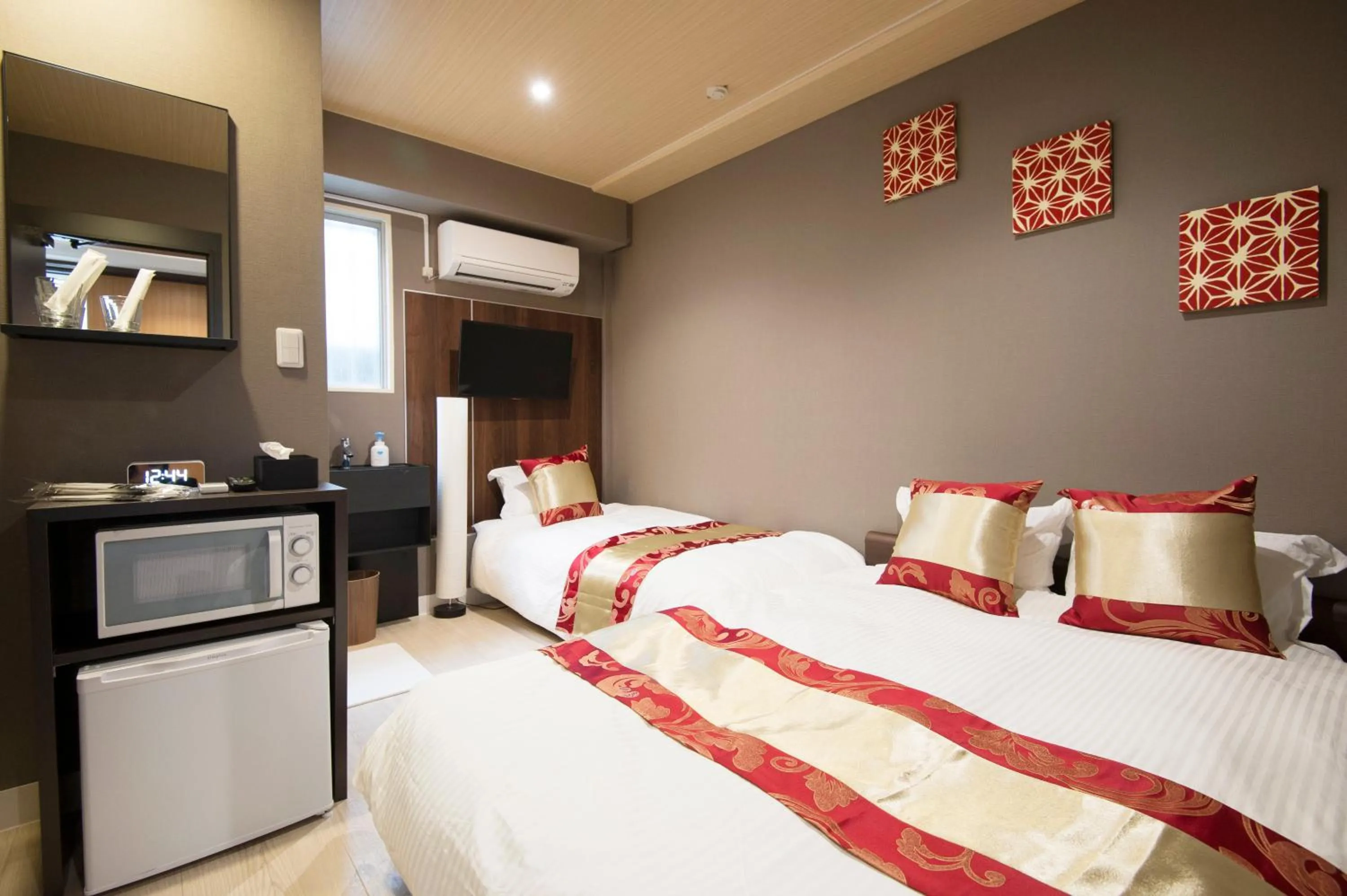 Bed in akihabara marutomo hotel