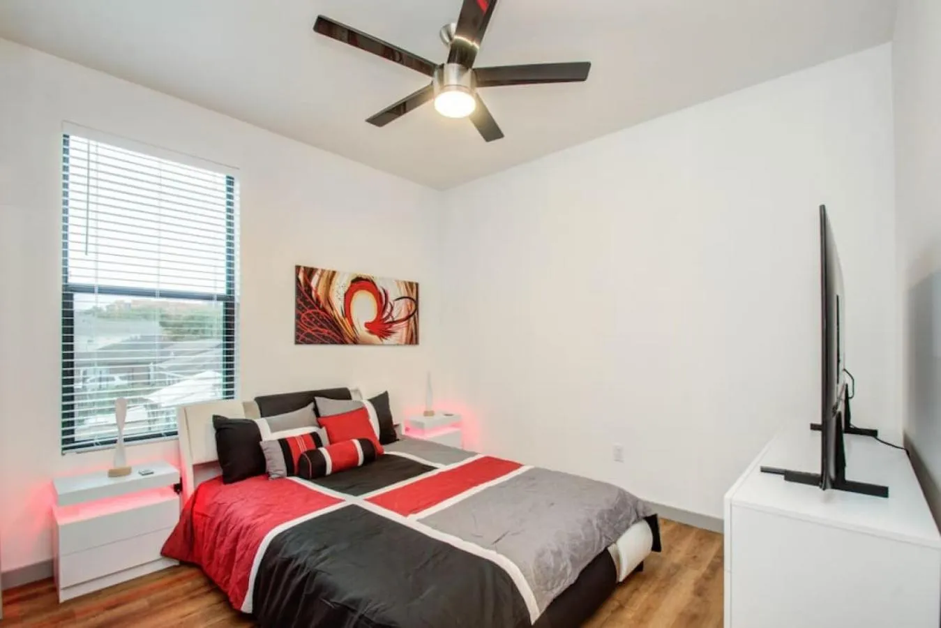 Bed in Modern 2 Bedroom 2 Bathroom Near Downtown Houston