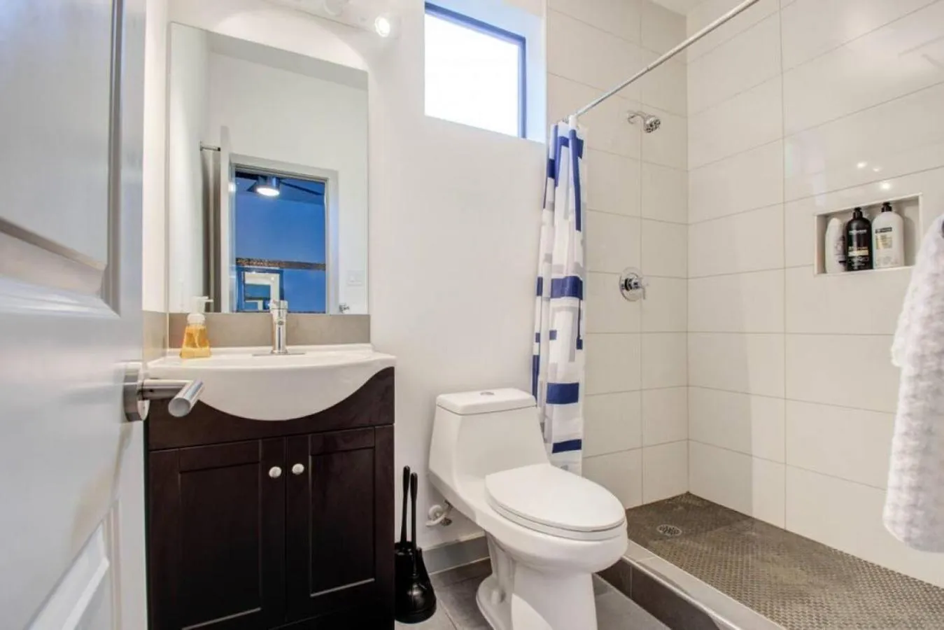 Modern 2 Bedroom 2 Bathroom Near Downtown Houston