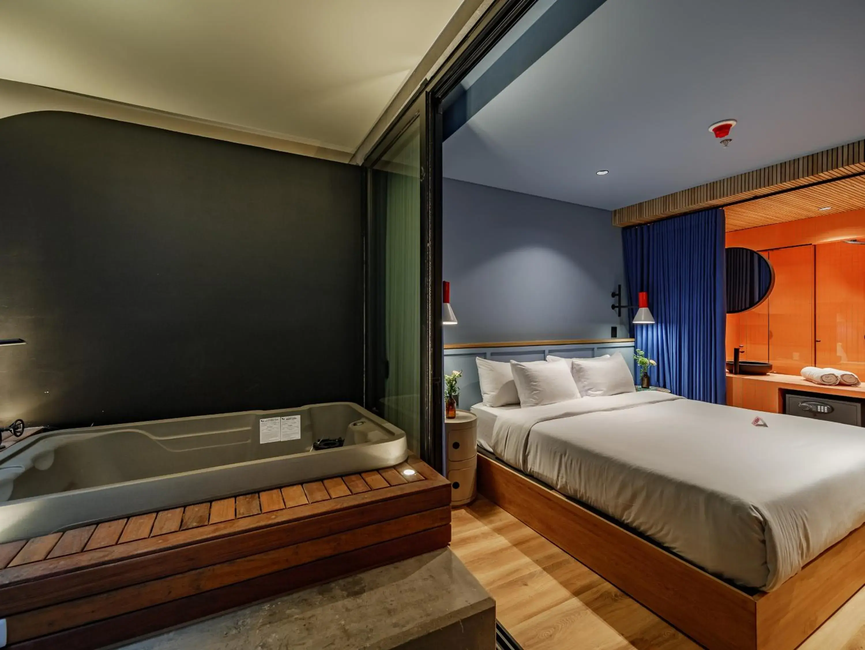 Standard Suite with Jacuzzi - 1 King Size Bed in The Somos Bold Hotel Standard Suite with Jacuzzi - 1 King Size Bed in The Somos Bold Hotel