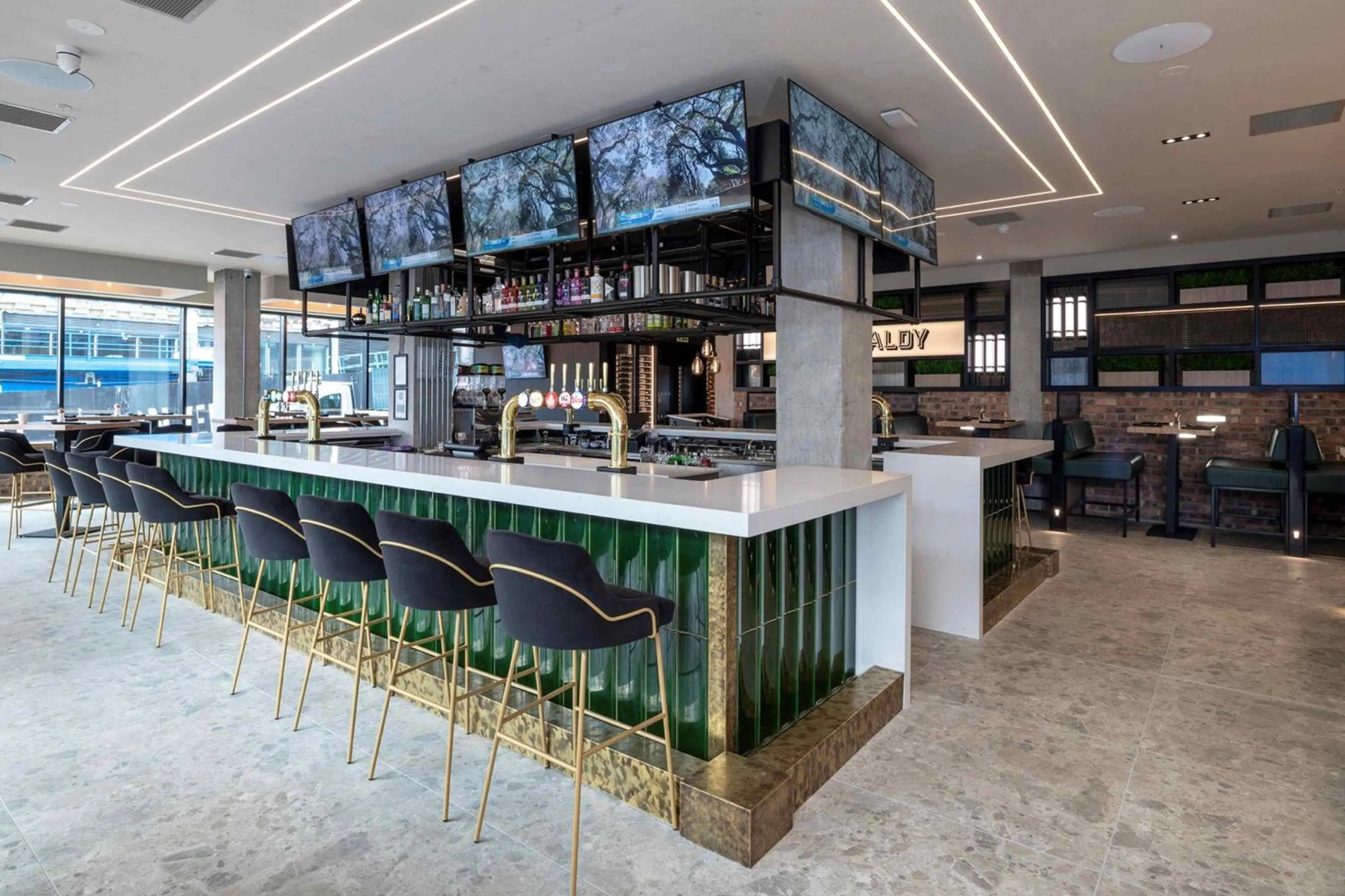 Lounge or bar in Sandman Signature Glasgow Hotel