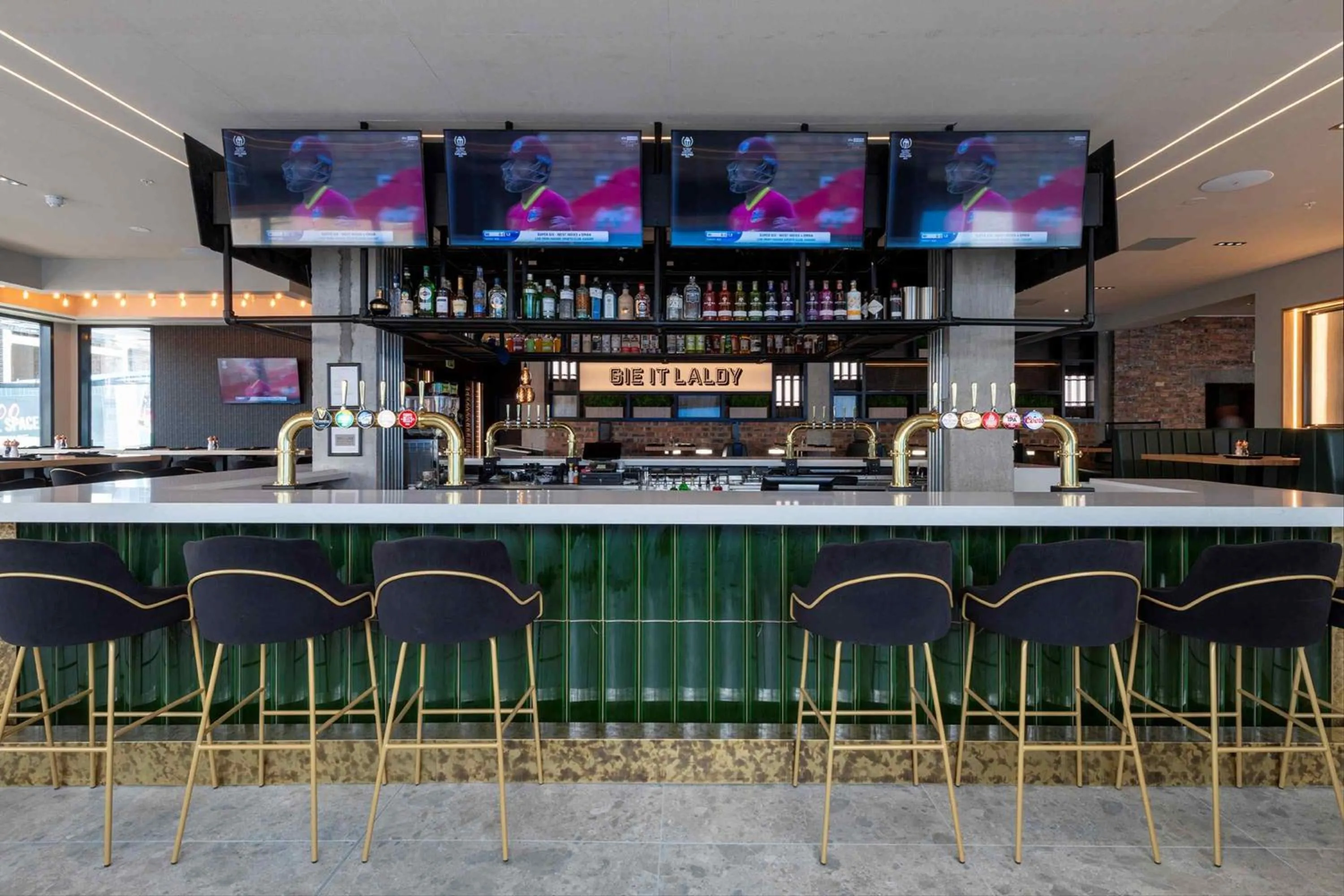 Lounge or bar in Sandman Signature Glasgow Hotel