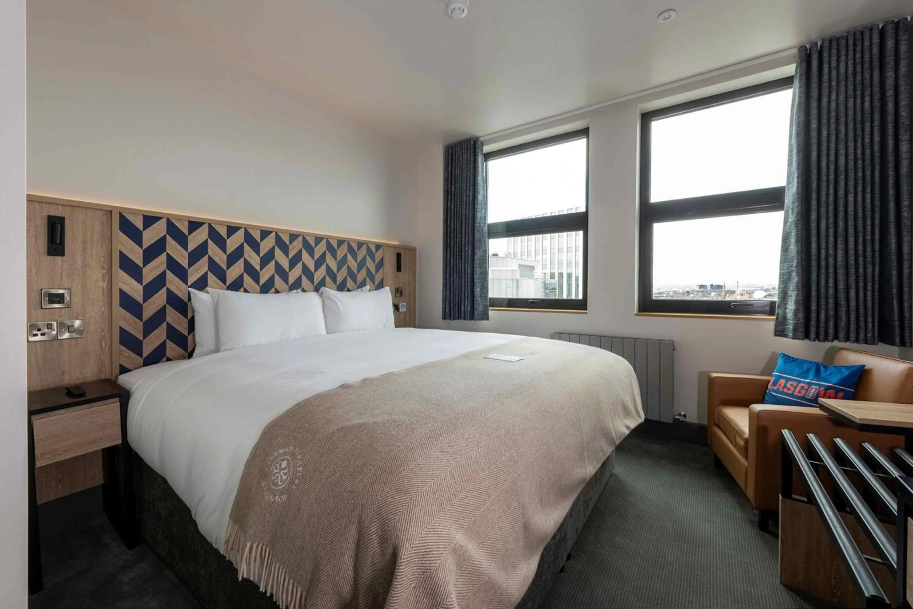 Photo of the whole room, Bed in Sandman Signature Glasgow Hotel