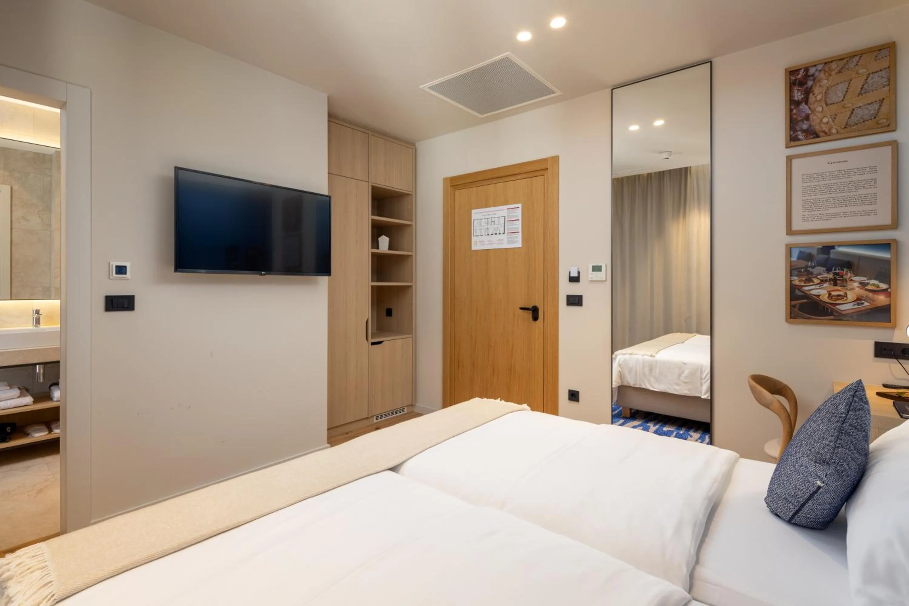 TV and multimedia, Bed in Emotheo Heritage Hotel