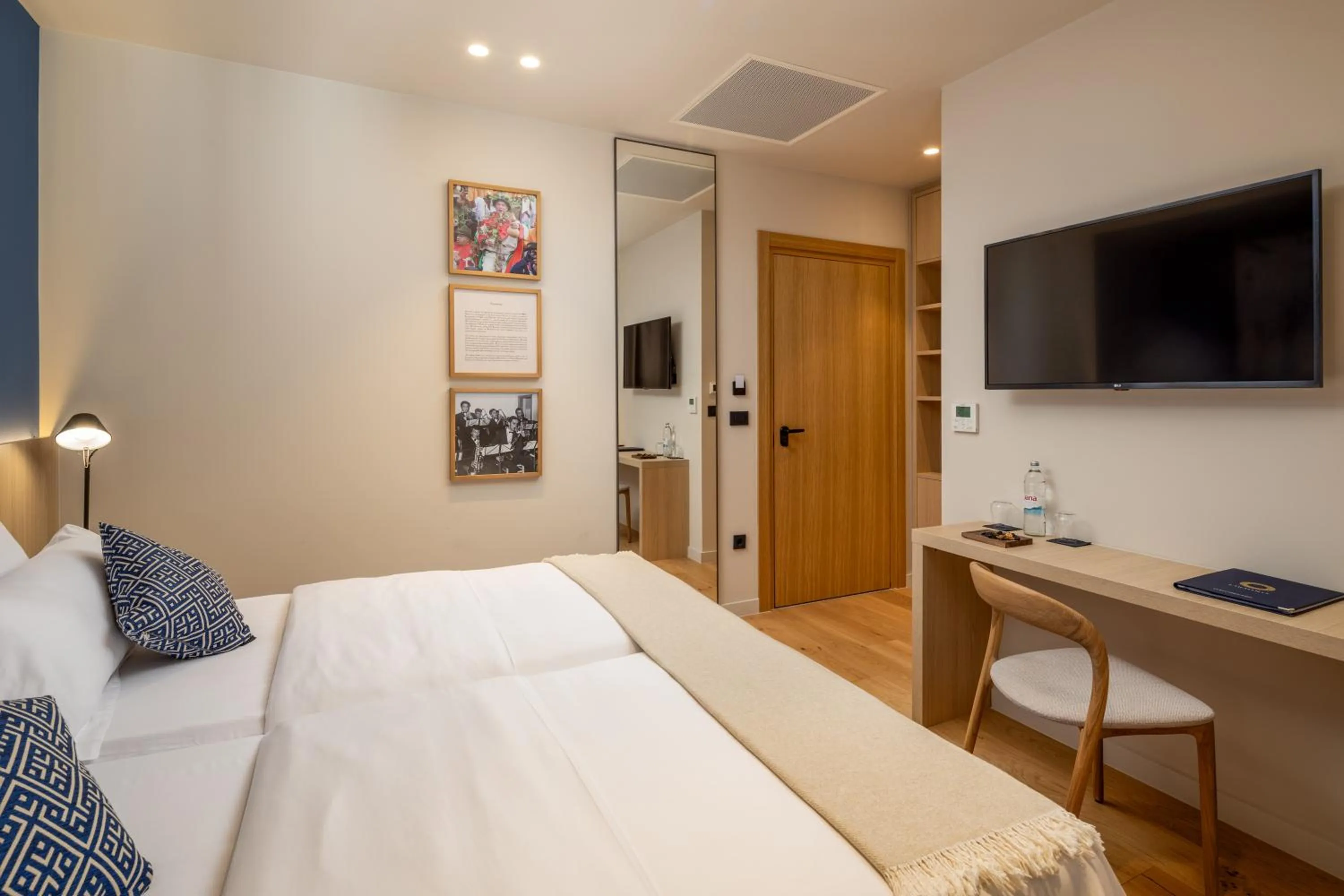 TV and multimedia, Bed in Emotheo Heritage Hotel