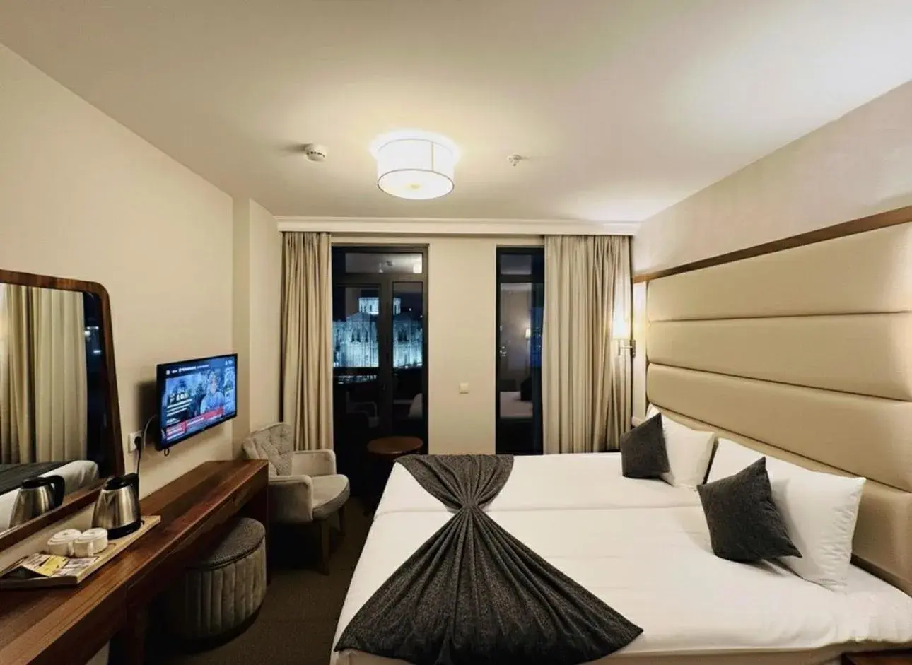 Deluxe King Room with City View in Istanbul Midpoint Hotel Deluxe King Room with City View in Istanbul Midpoint Hotel