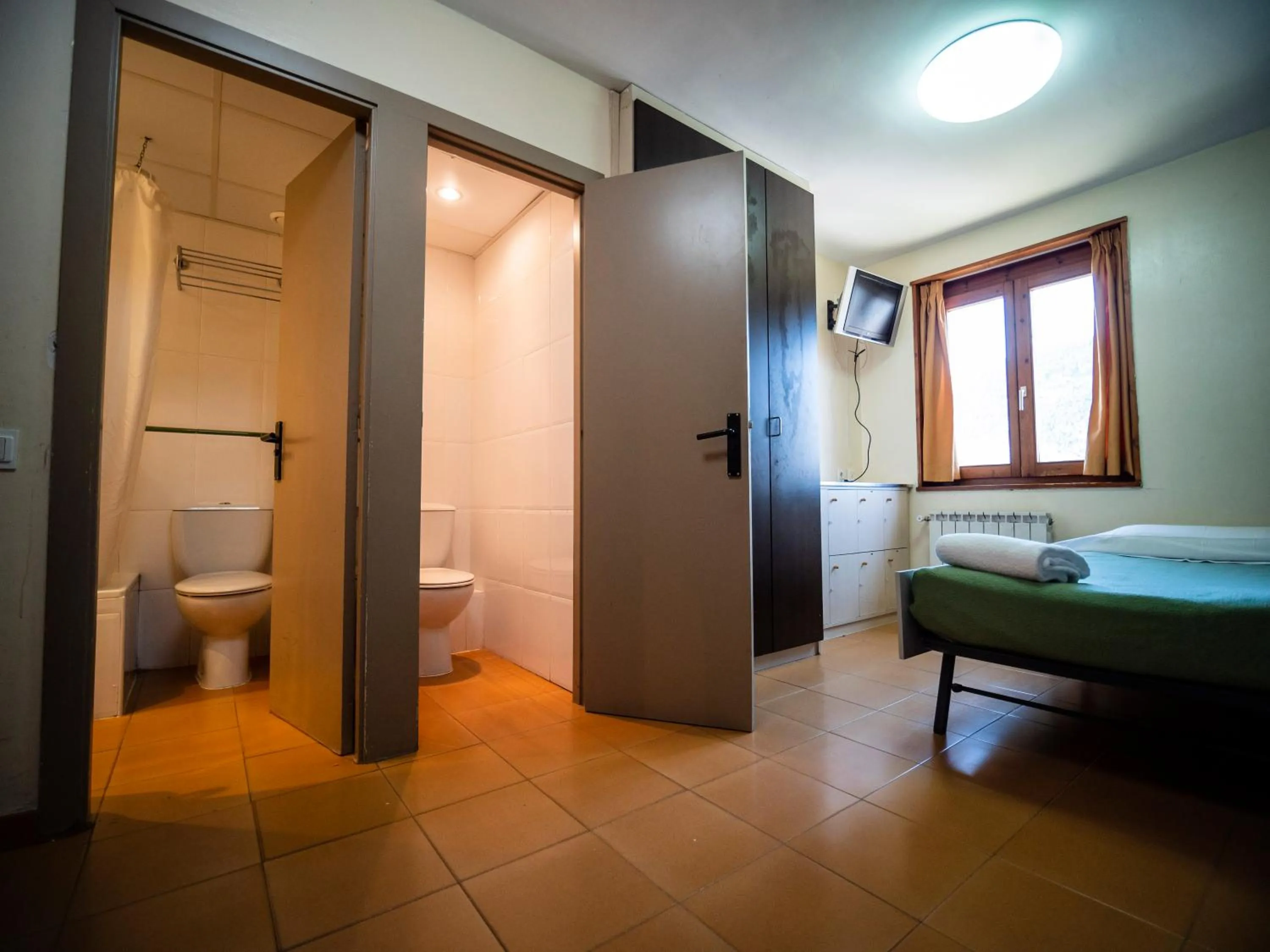 Bathroom, Bed in Hotel Taüll