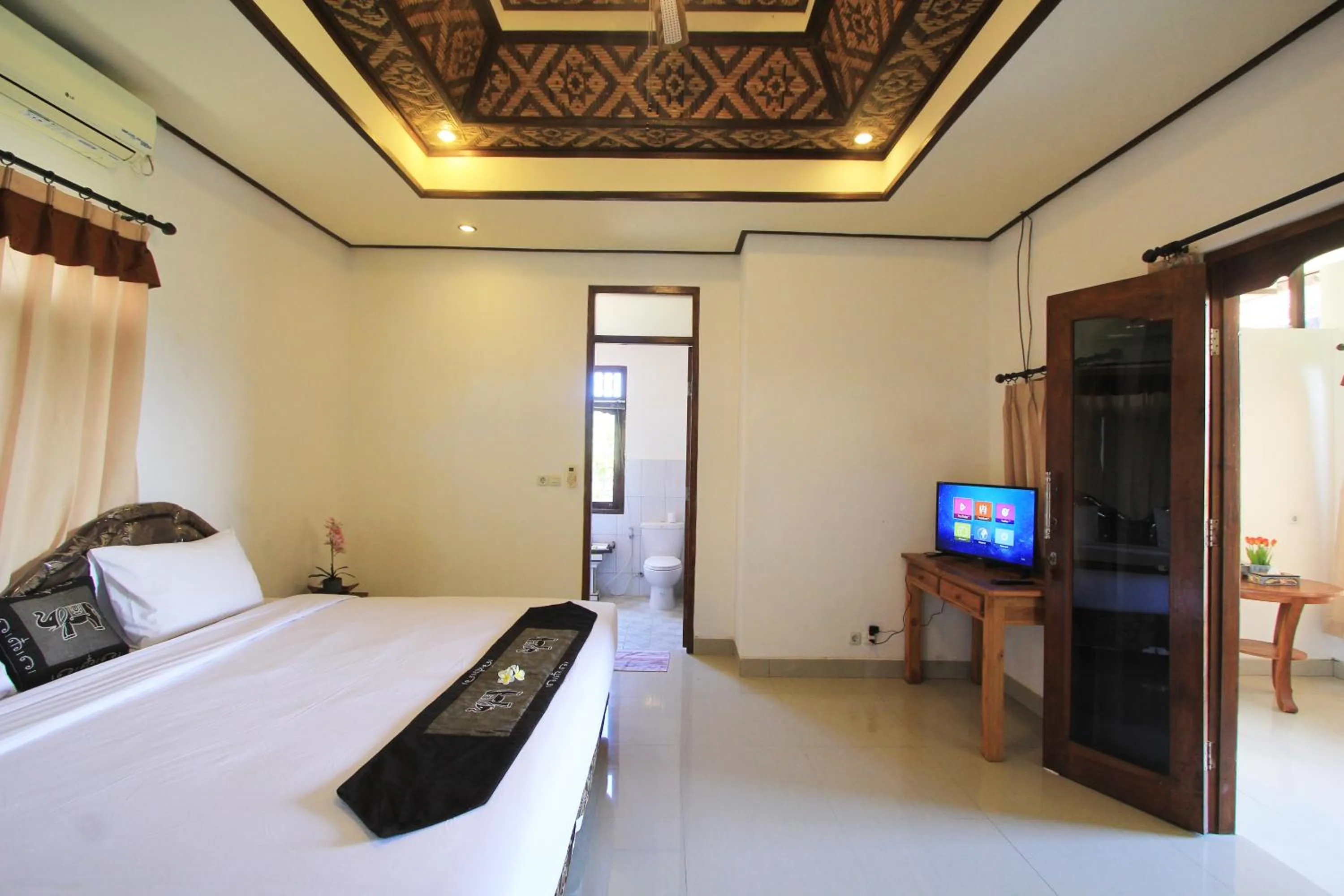 Bed in SUARA SIDHI Villa Ubud Bali