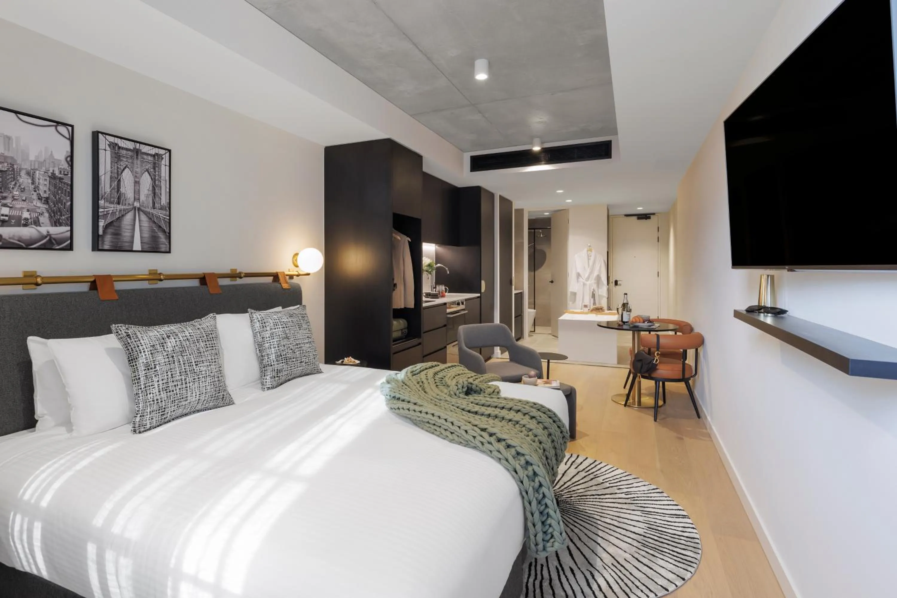 Shower, Bed in Veriu Collingwood